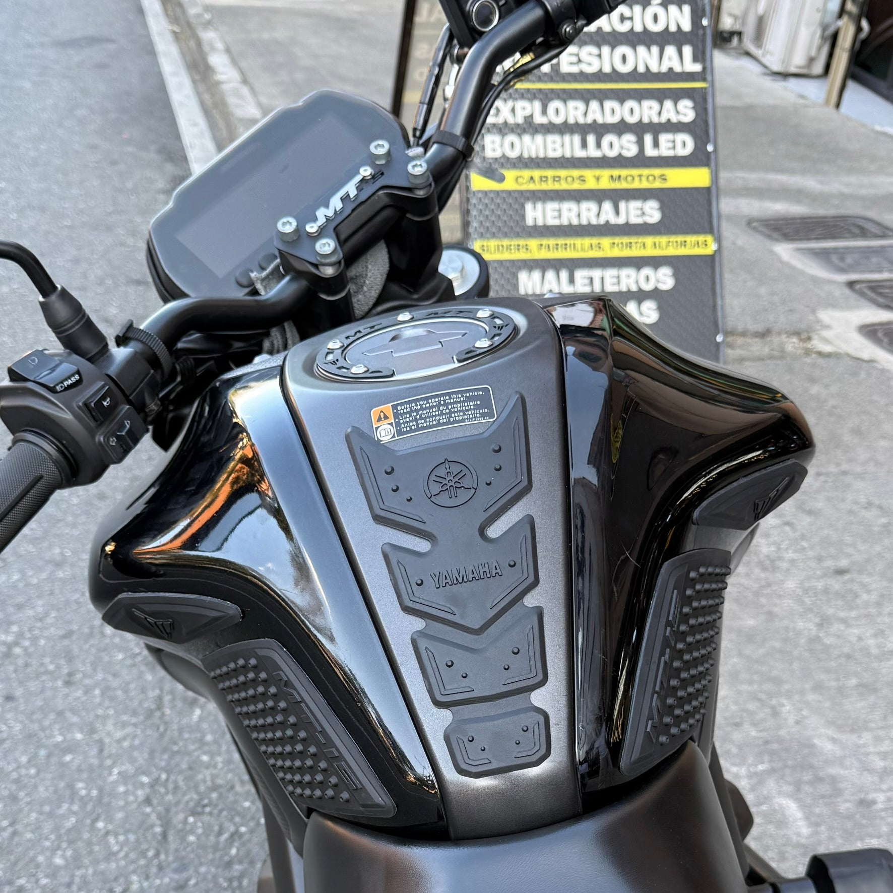 STOMPGRIPS - PROTECTORES DE TANQUE 3D YAMAHA MT-15 (COMPLETO)