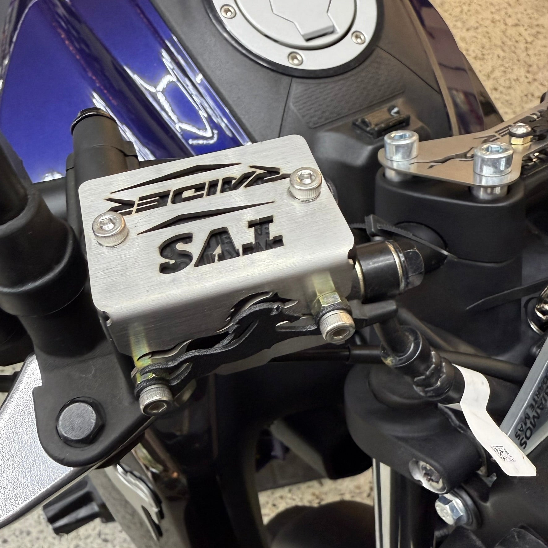 PROTECTOR DE BOMBA O DEPOSITO DE LIQUIDO DE FRENO DELANTERO TVS RAIDER