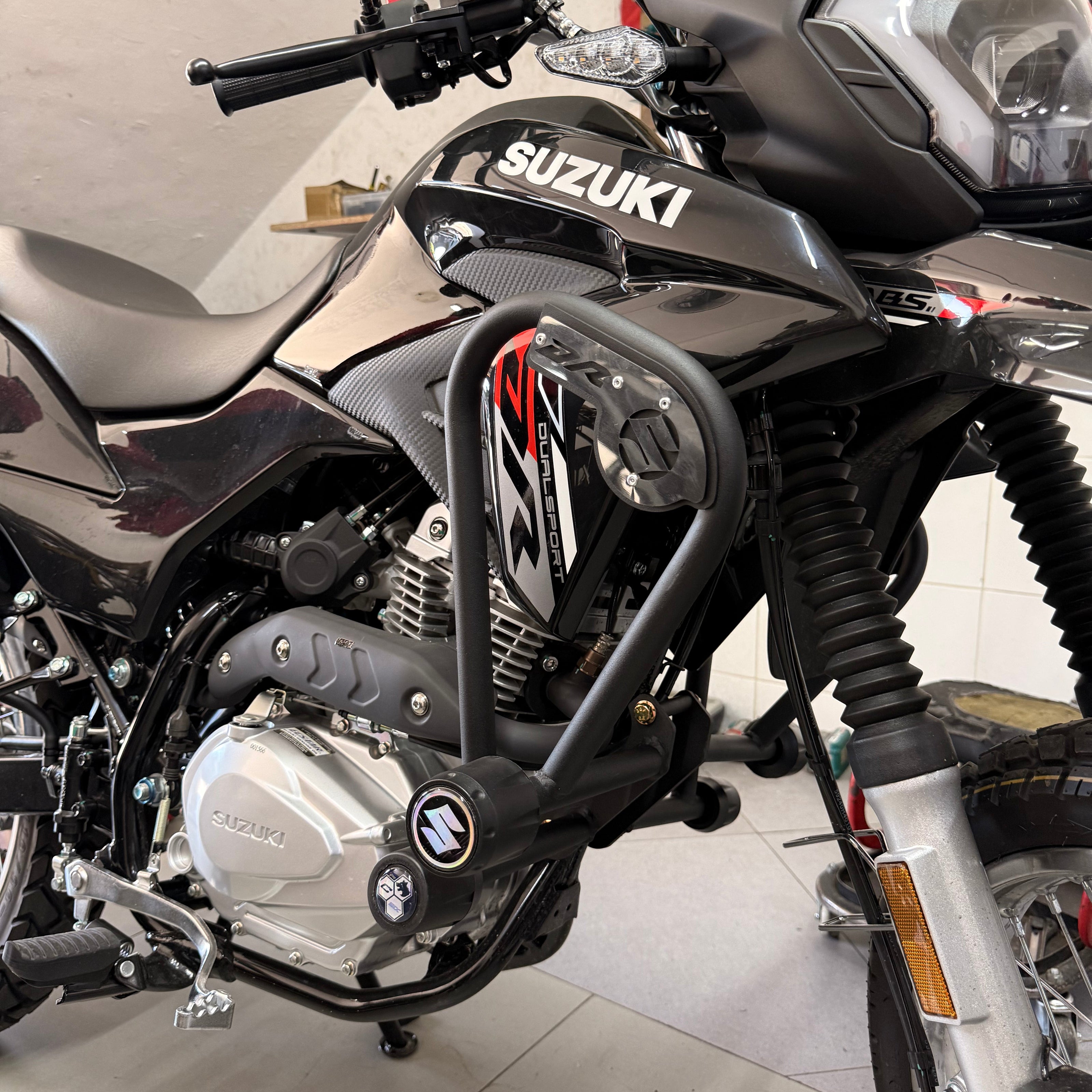 BARRA PROTECCIÓN CON SLIDER CARBONO SIX SUZUKI DR 160X