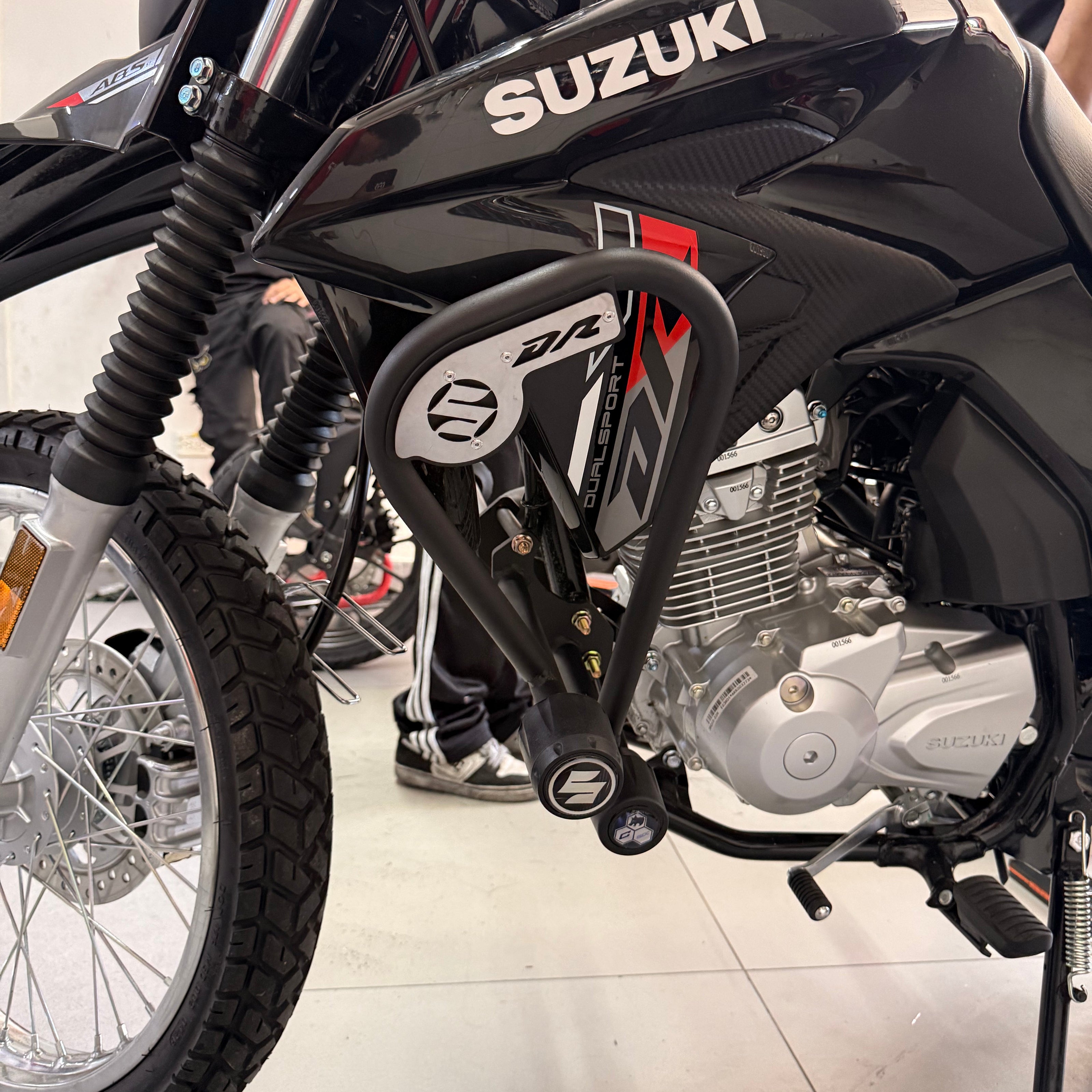 BARRA PROTECCIÓN CON SLIDER CARBONO SIX SUZUKI DR 160X