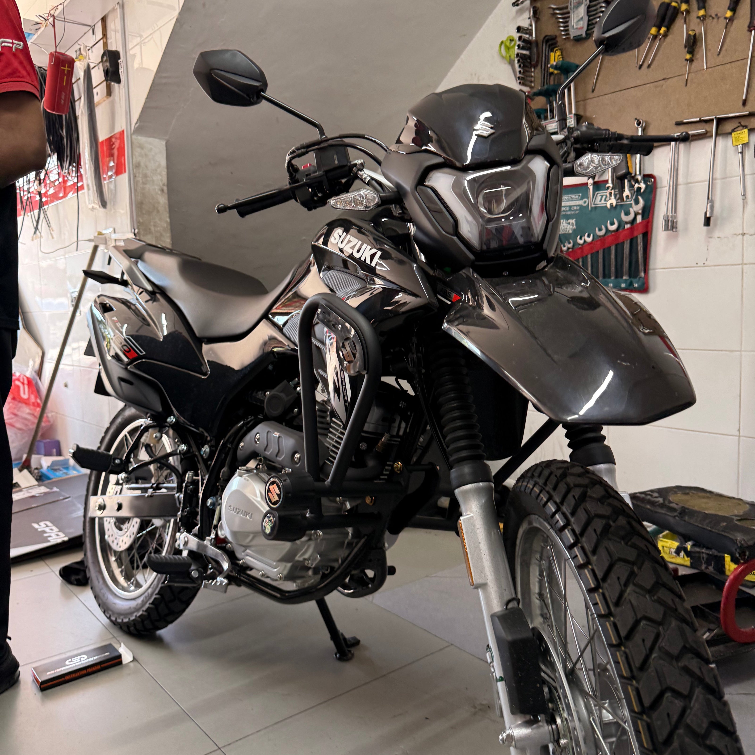 BARRA PROTECCIÓN CON SLIDER CARBONO SIX SUZUKI DR 160X