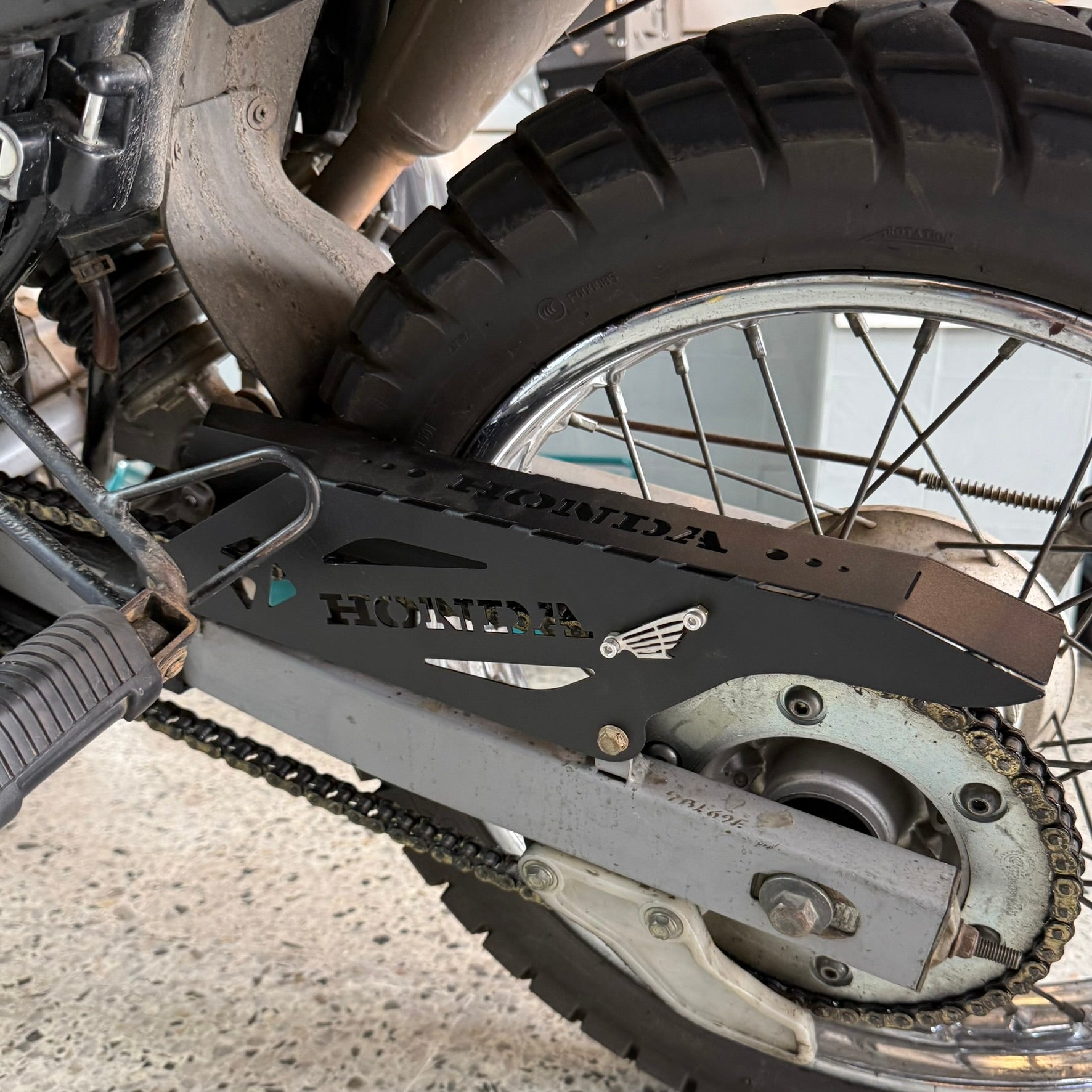 GUARDA CADENA EN ACERO HONDA XR150 ABS 2.0 - XR190L ABS 2.0 - XRE 190