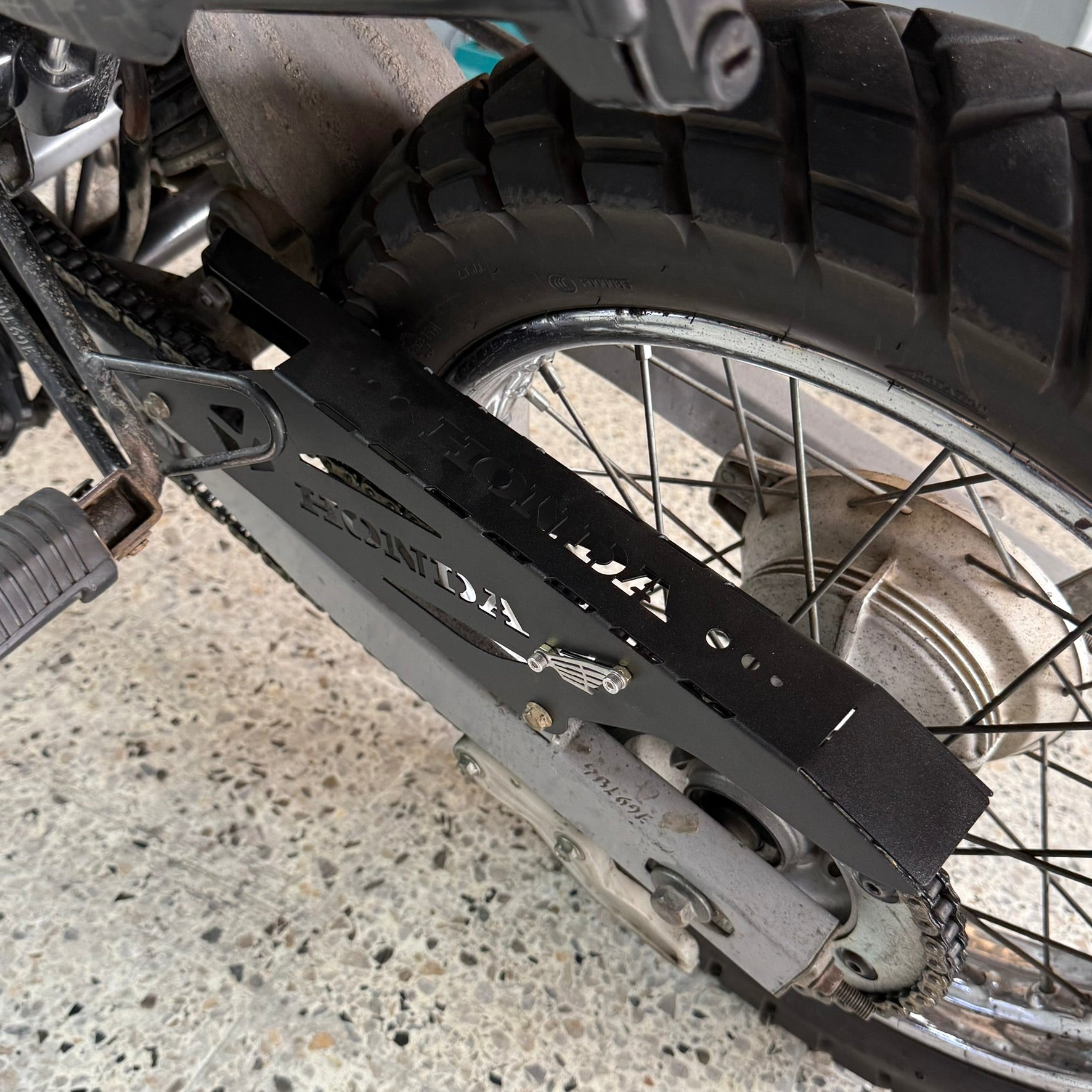 GUARDA CADENA EN ACERO HONDA XR150 ABS 2.0 - XR190L ABS 2.0 - XRE 190