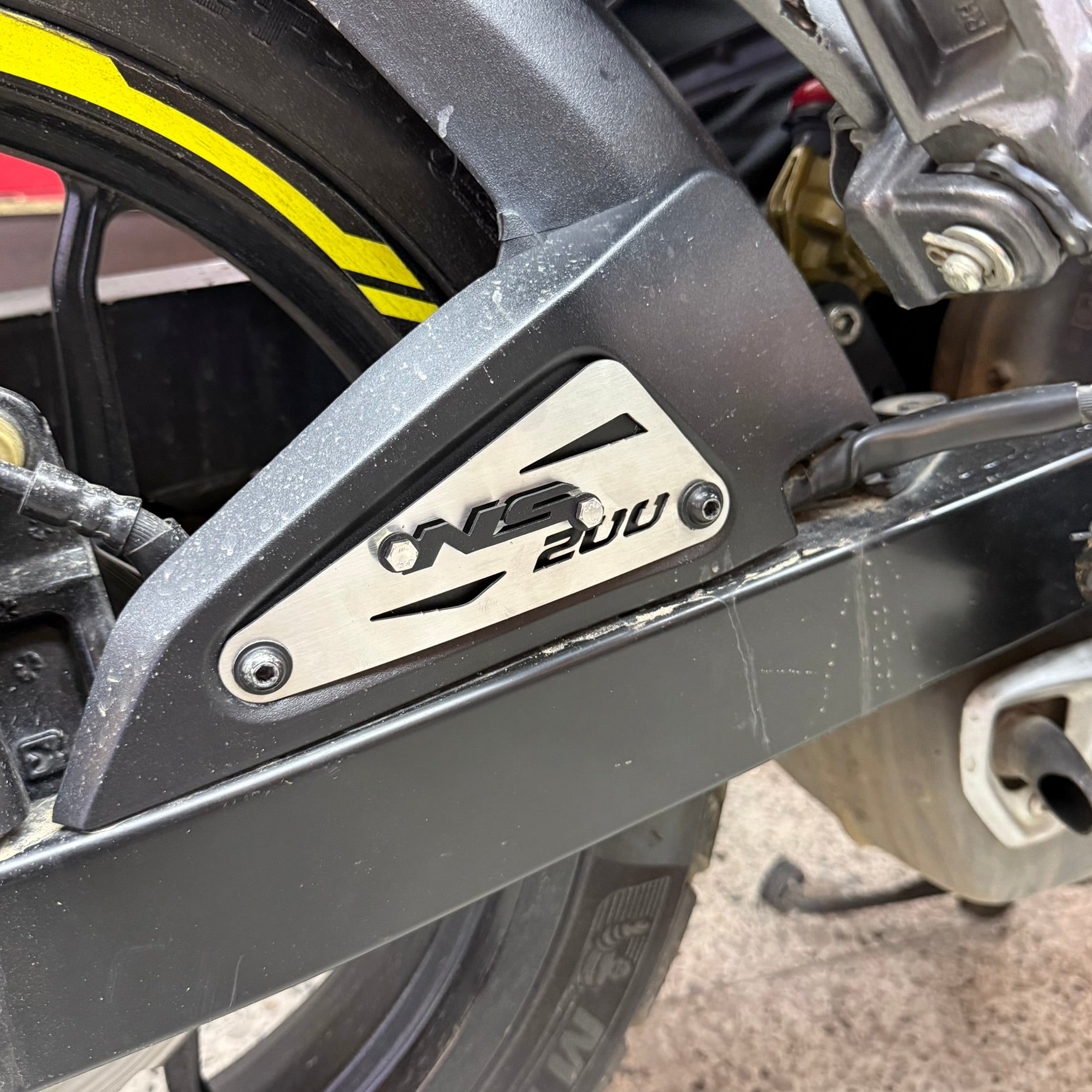 LUJO GUARDABARRO LATERAL EN ACERO BAJAJ PULSAR NS 200