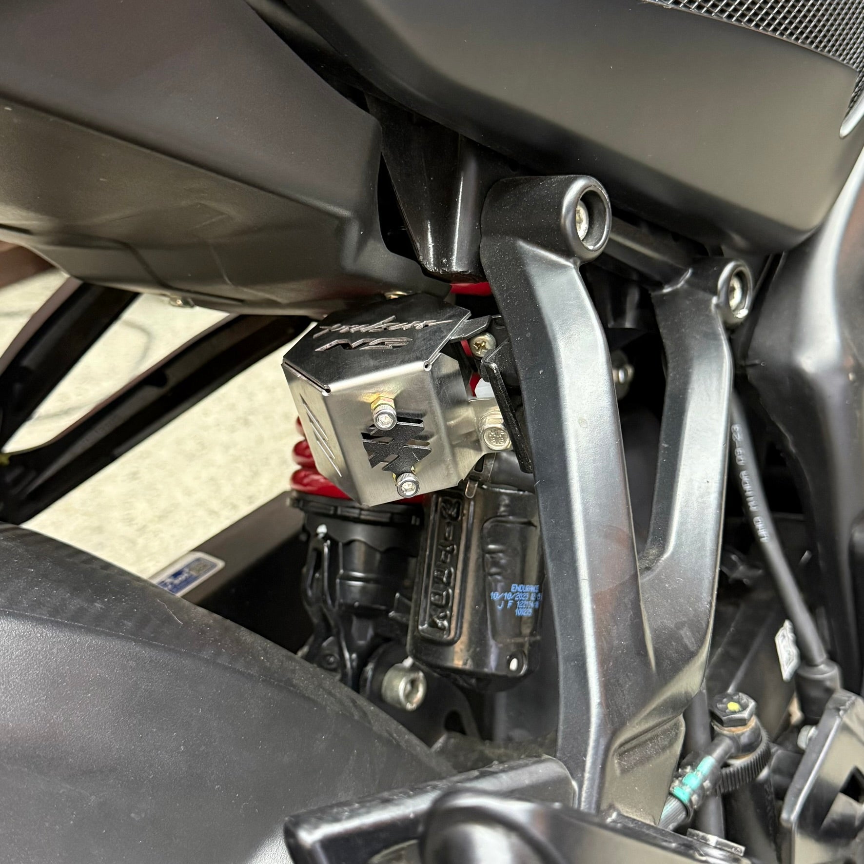 PROTECTOR DE BOMBA O DEPOSITO DE LIQUIDO DE FRENO TRASERO EN ACERO BAJAJ PULSAR NS 200