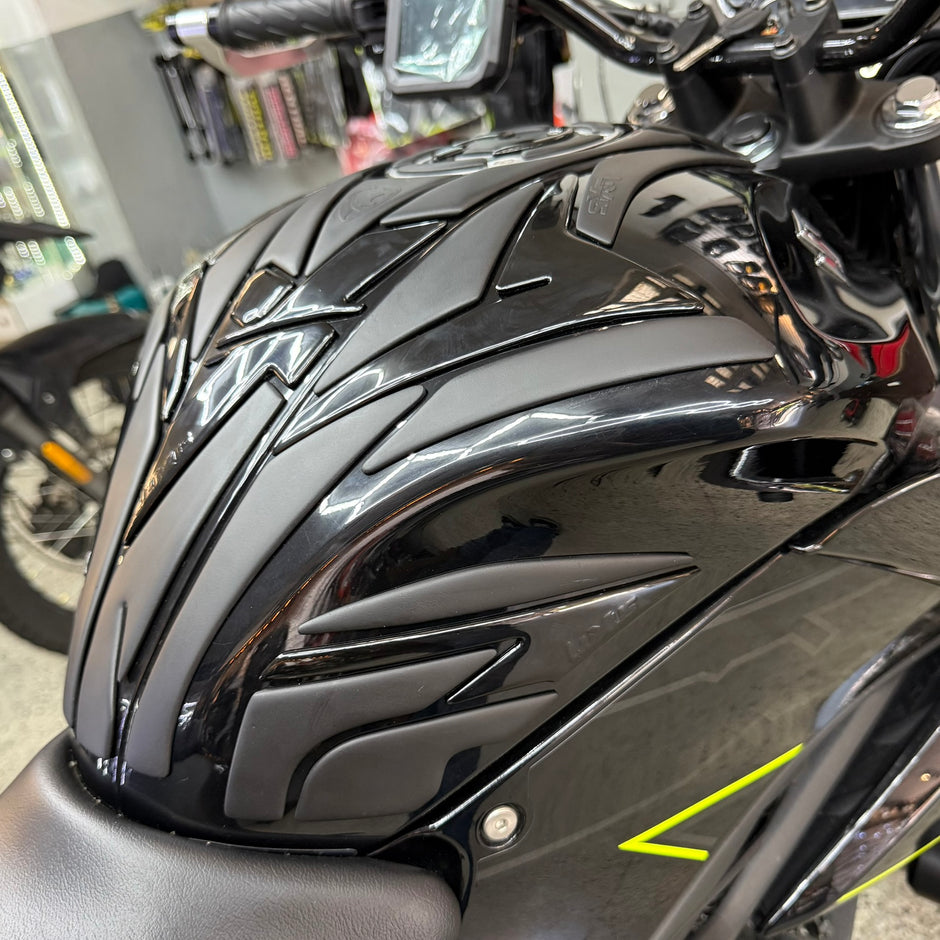 STOMPGRIPS - PROTECTORES DE TANQUE LUXUS PROTECT SUZUKI GIXXER 150 FI - GIXXER 250 FI - GIXXER 150 SF - GIXXER 250 SF