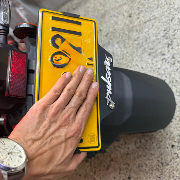 PORTA PLACA EN ACERO PULSAR