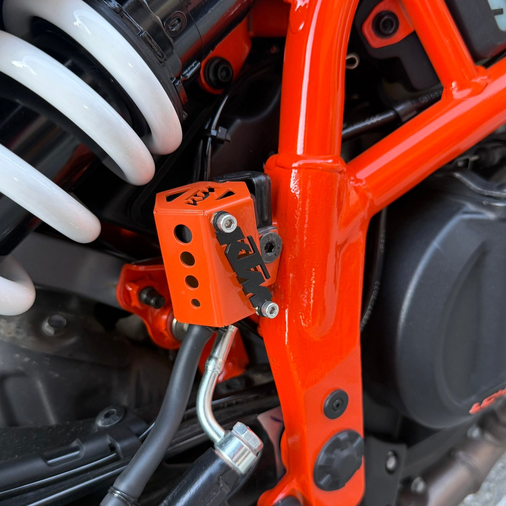 PROTECTOR DE BOMBA O DEPOSITO DE LIQUIDO DE FRENO TRASERO EN ACERO KTM DUKE 200/250/390 G3