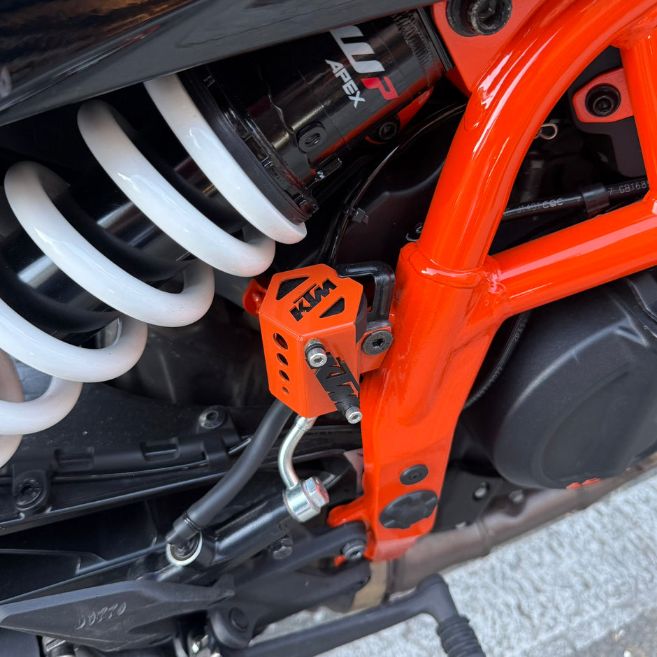 PROTECTOR DE BOMBA O DEPOSITO DE LIQUIDO DE FRENO TRASERO EN ACERO KTM DUKE 200/250/390 G3