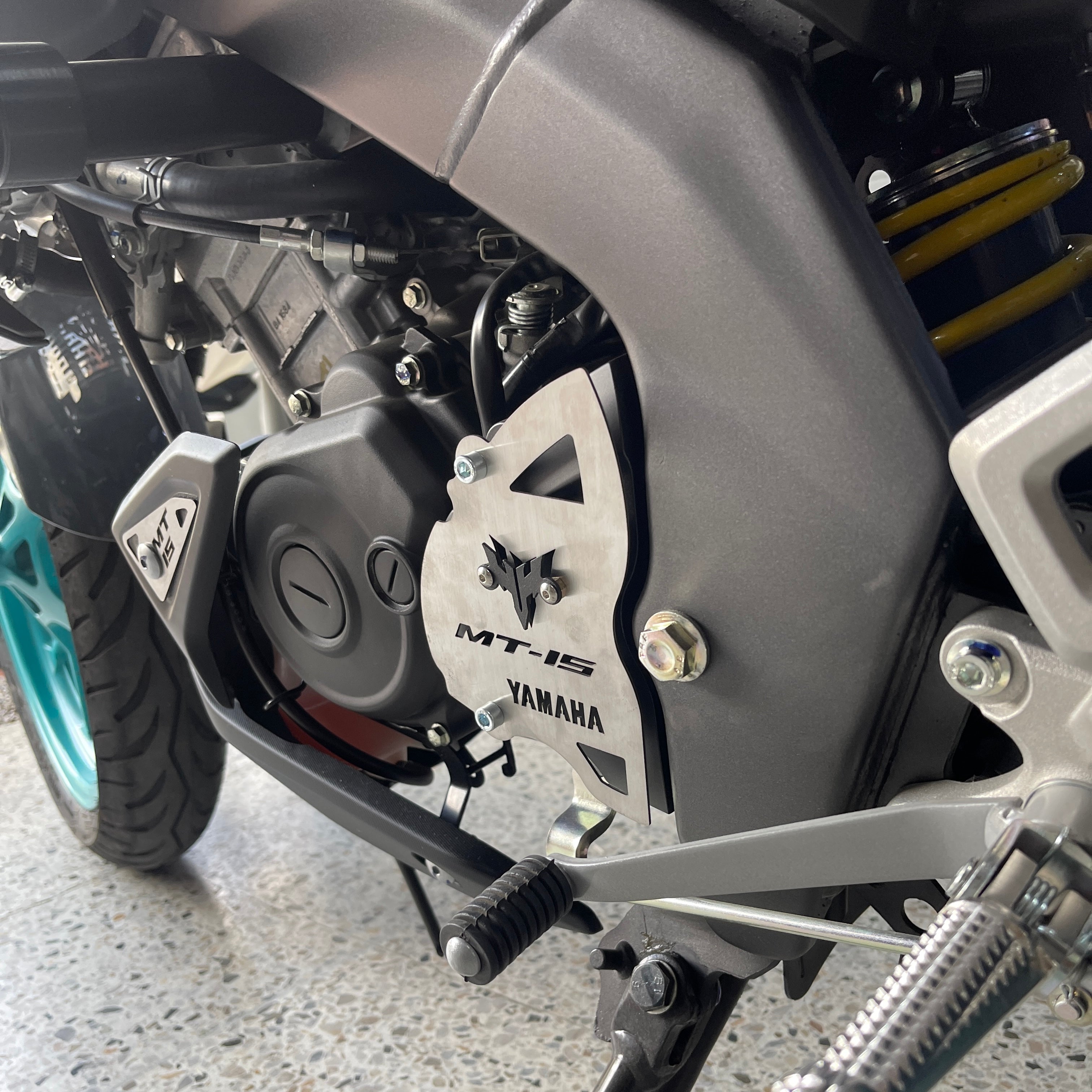 PROTECTOR TAPA PIÑON EN ACERO YAMAHA MT-15