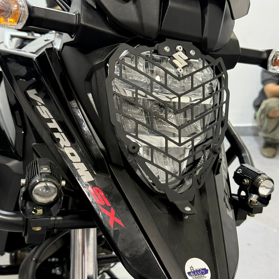 PROTECTOR DE FAROLA EN ACERO SUZUKI VSTROM 250 SX