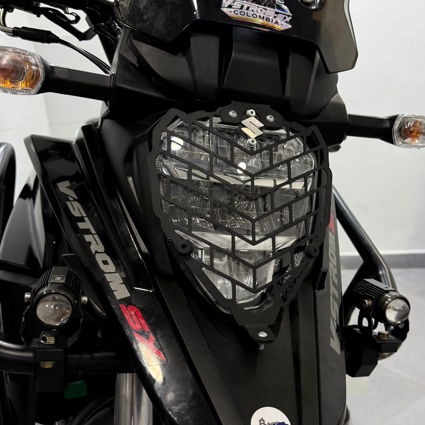 PROTECTOR DE FAROLA EN ACERO SUZUKI VSTROM 250 SX