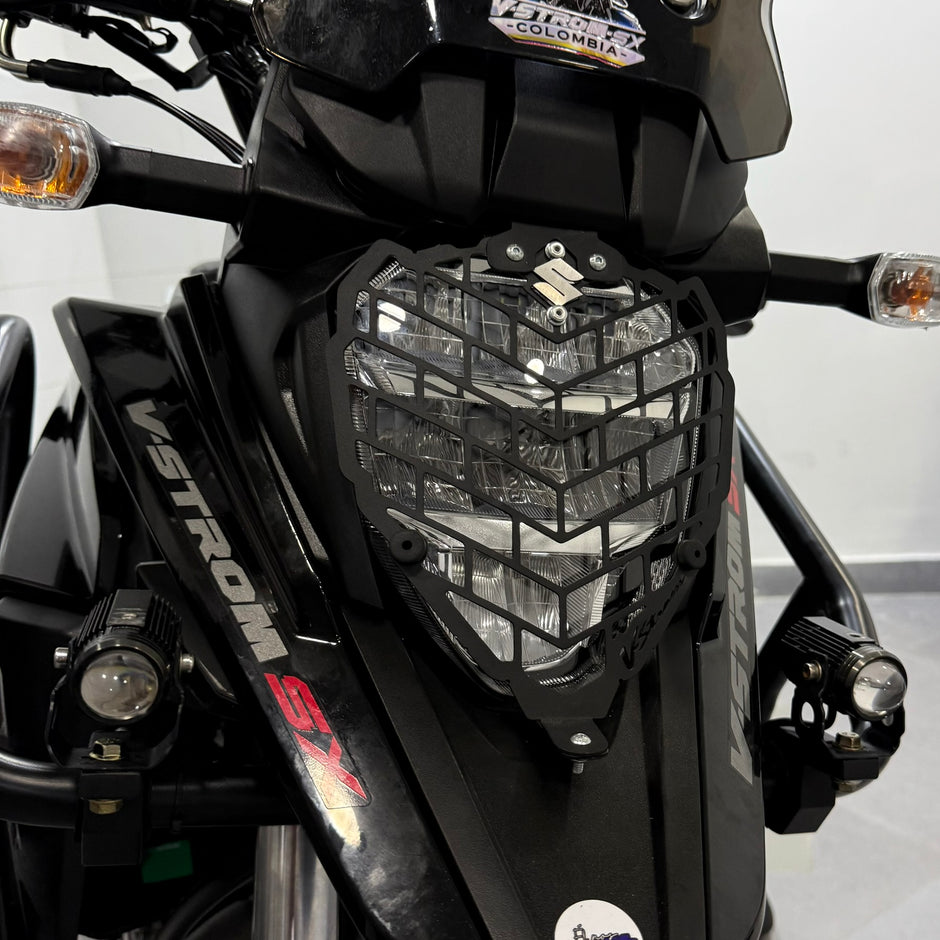 PROTECTOR DE FAROLA EN ACERO SUZUKI VSTROM 250 SX
