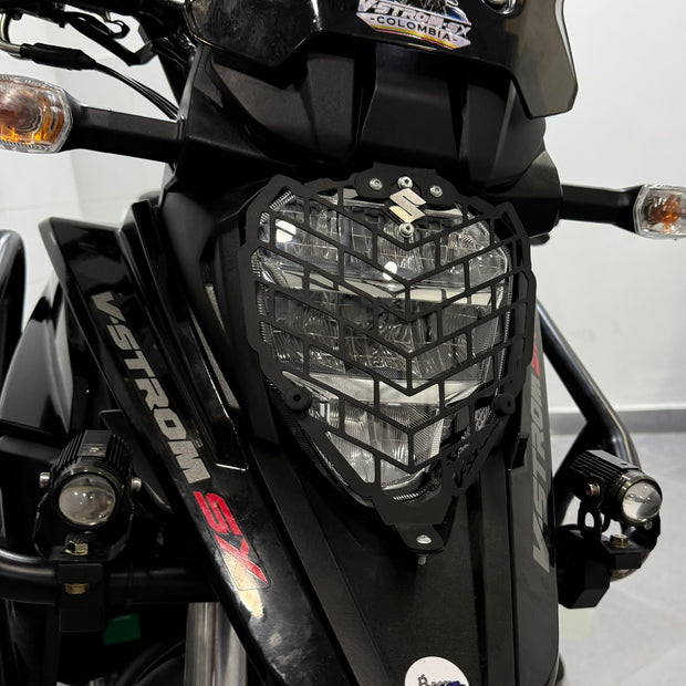 PROTECTOR DE FAROLA EN ACERO SUZUKI VSTROM 250 SX