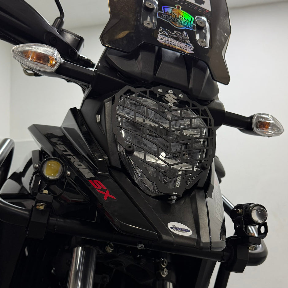 PROTECTOR DE FAROLA EN ACERO SUZUKI VSTROM 250 SX