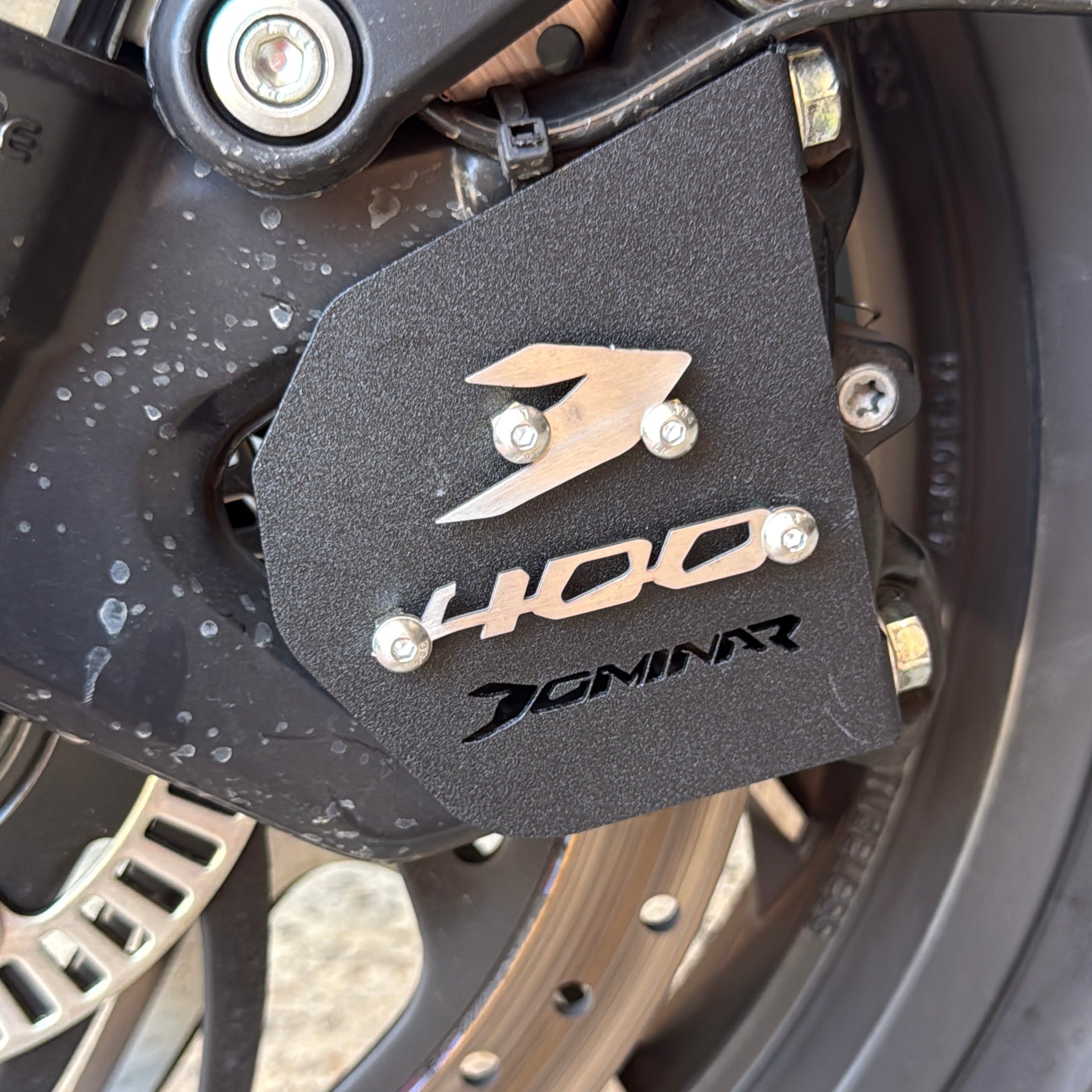 PROTECTOR DE CALIPER EN ACERO DOMINAR 250 - 400 UG