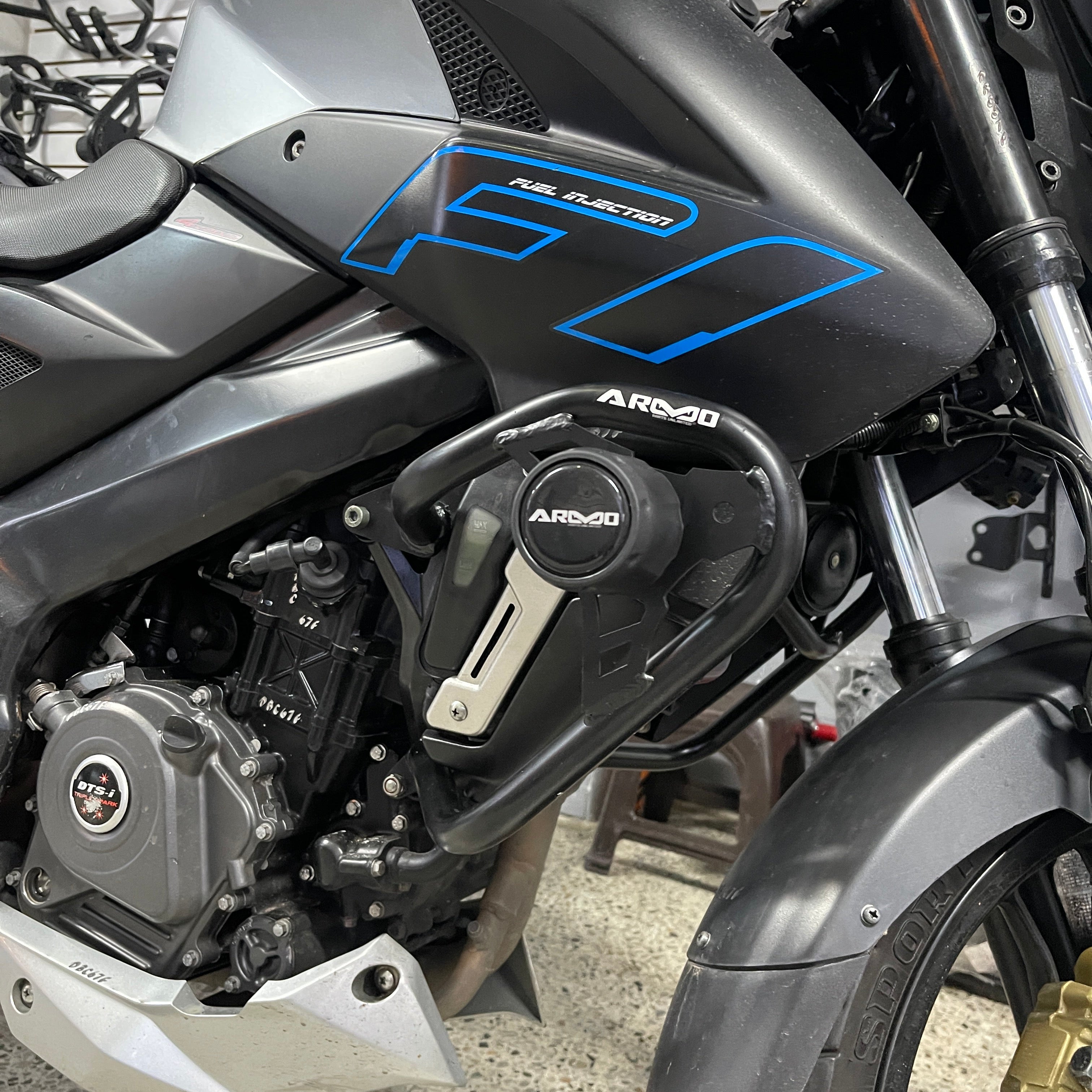 BARRA DE PROTECCIÓN CON SLIDER ARMO PULSAR NS 200 2024 O SUPERIOR