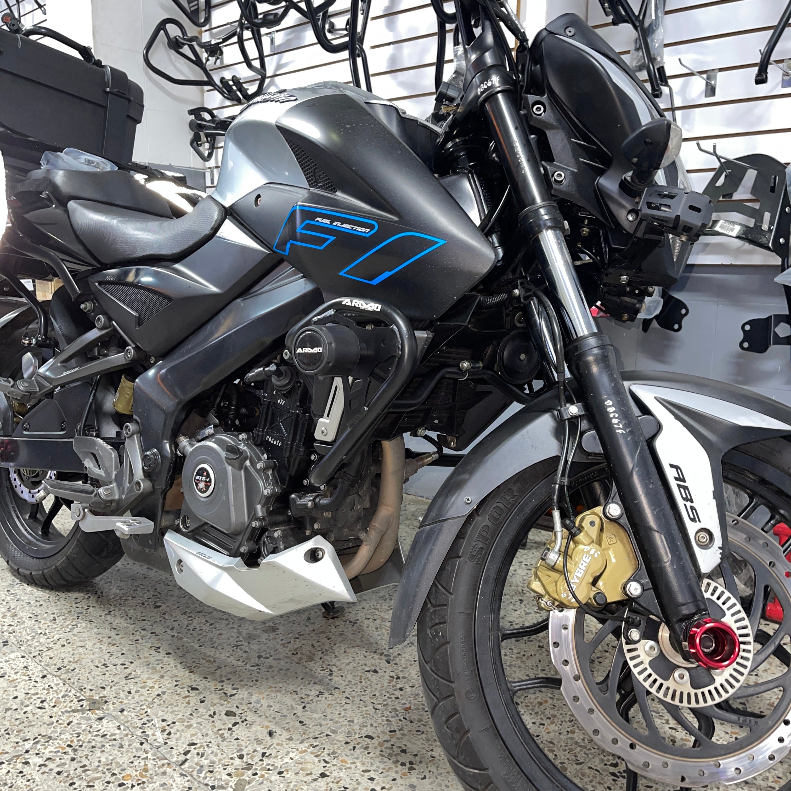 BARRA DE PROTECCIÓN CON SLIDER ARMO PULSAR NS 200 2024 O SUPERIOR