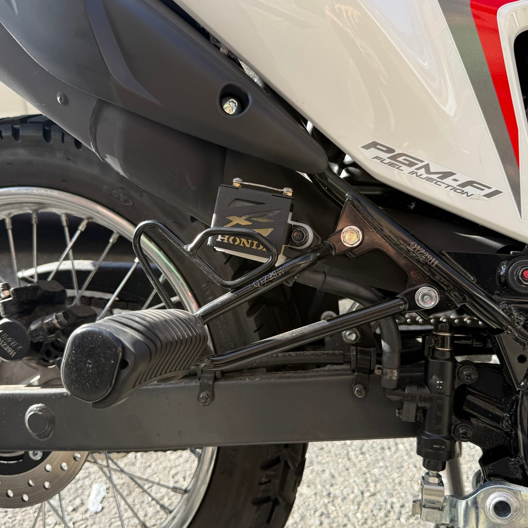 PROTECTOR DE BOMBA O DEPOSITO DE LIQUIDO DE FRENO TRASERO EN ACERO HONDA XR 190L ABS 2.0 - HONDA XRE 190 - HONDA CB190R 2.0 2025 - HONDA CB300F