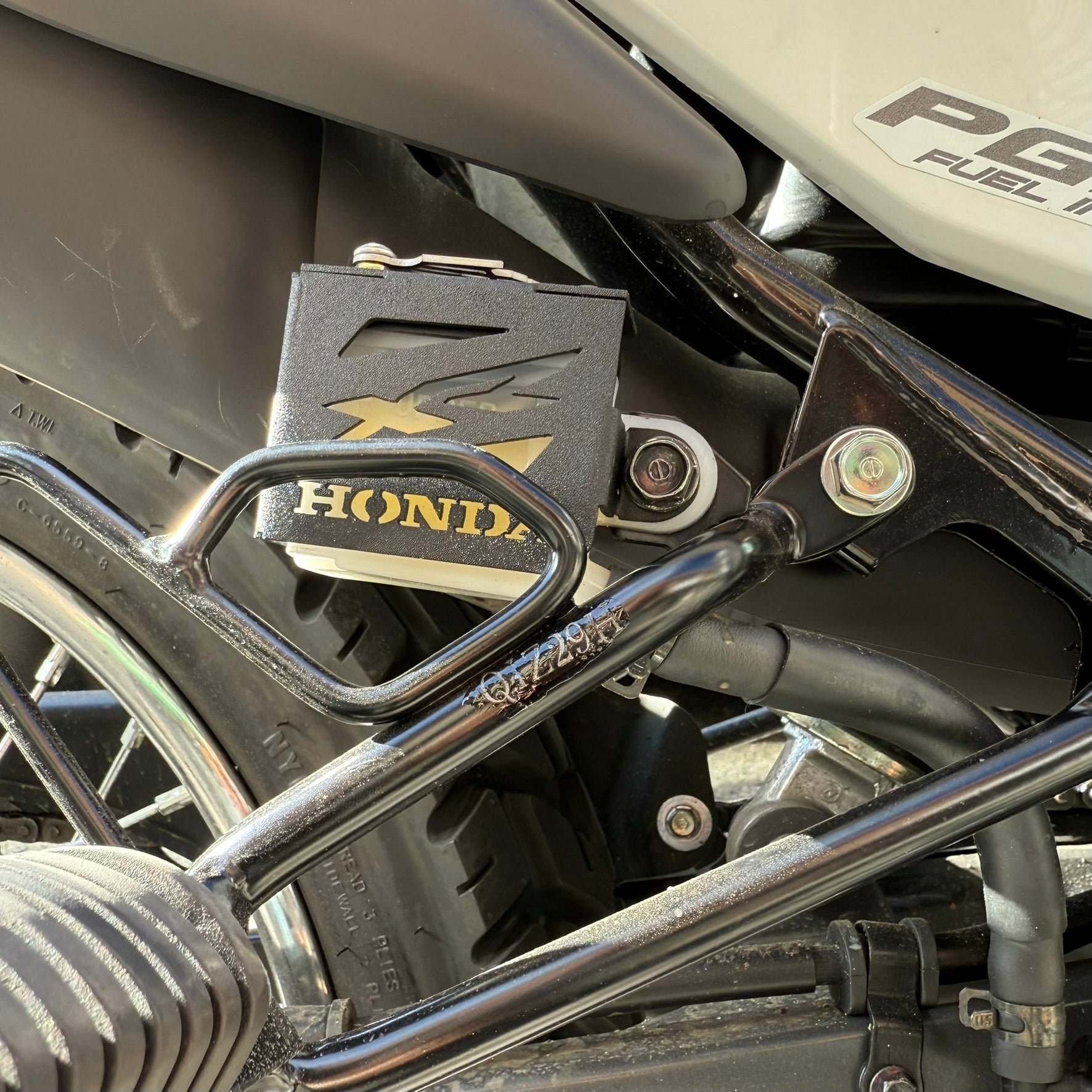 PROTECTOR DE BOMBA O DEPOSITO DE LIQUIDO DE FRENO TRASERO EN ACERO HONDA XR 190L ABS 2.0 - HONDA XRE 190 - HONDA CB190R 2.0 2025 - HONDA CB300F