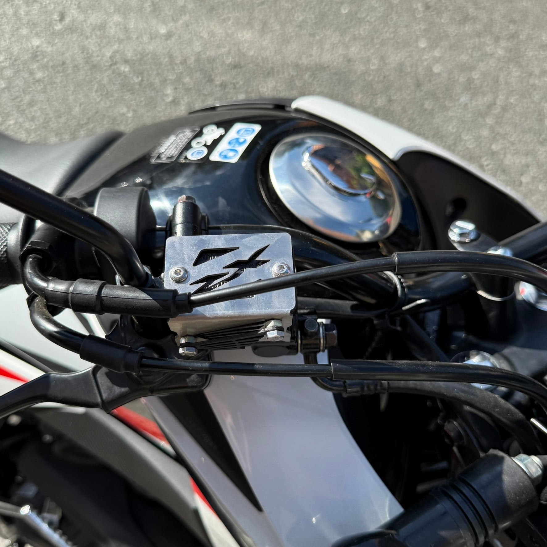 PROTECTOR DE BOMBA O DEPOSITO DE LIQUIDO DE FRENO DELANTERO EN ACERO HONDA XRE 190 - XRE 300 / ABS