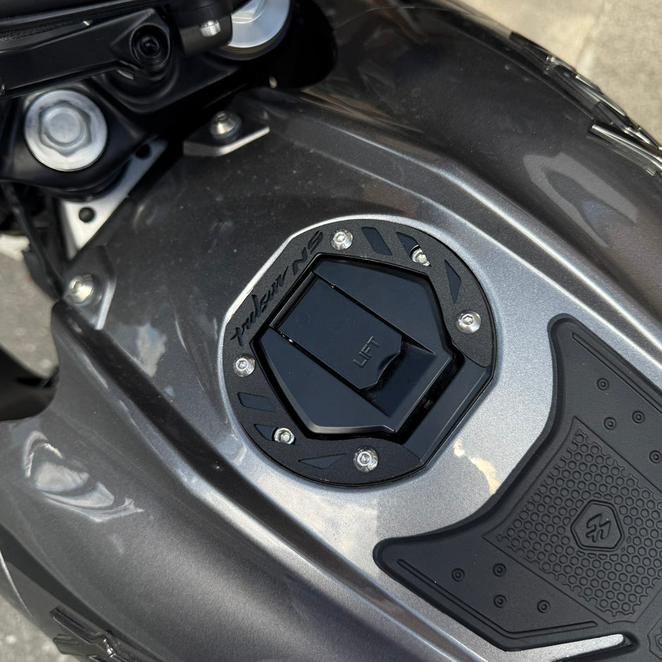 PROTECTOR DE TAPA TANQUE O ARO DE GASOLINA EN ACERO BAJAJ PULSAR NS 200 - 160 - 150 - 125 UG