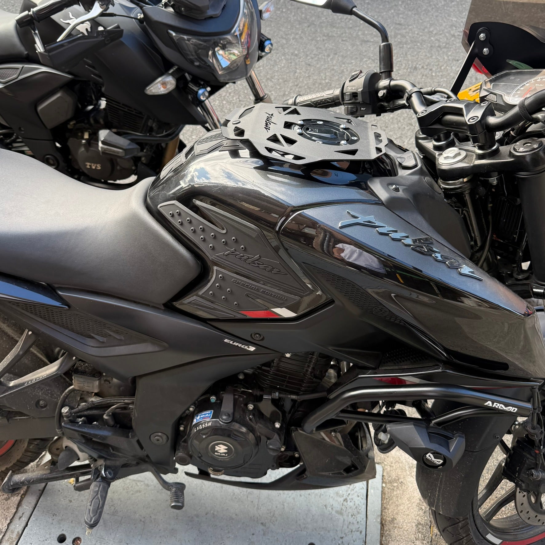 BASE TANKBAG PARRILLA AUXILIAR DE TANQUE BAJAJ PULSAR N160/250