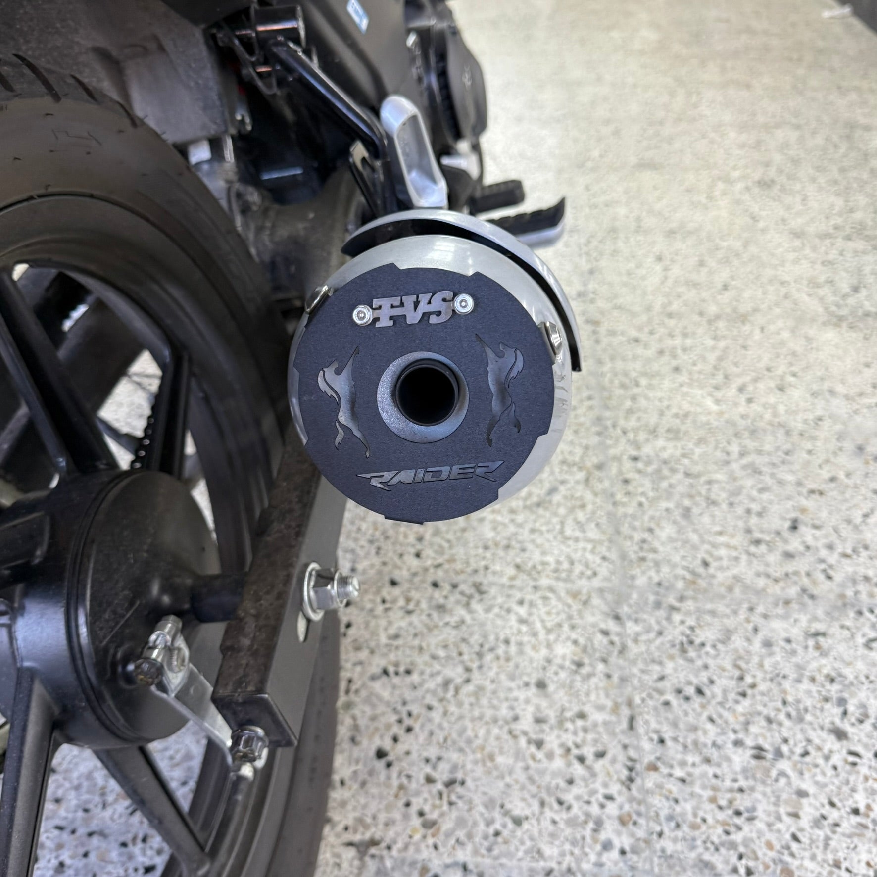 LUJO PARA SALIDA DE EXOSTO O RESONADOR EN ACERO TVS RAIDER - FI