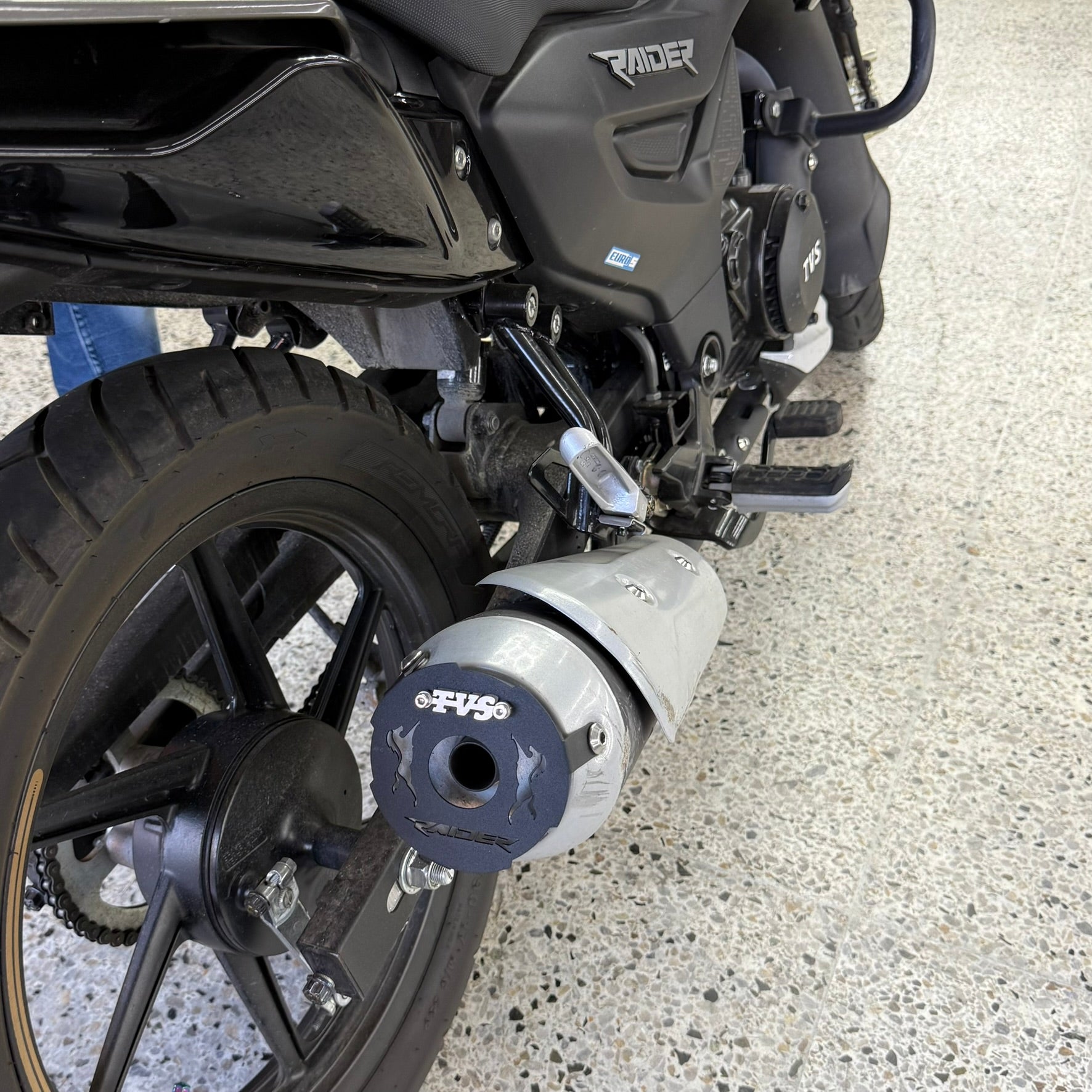 LUJO PARA SALIDA DE EXOSTO O RESONADOR EN ACERO TVS RAIDER - FI