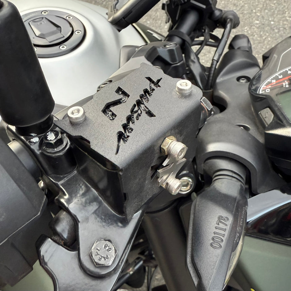 PROTECTOR DE BOMBA O DEPOSITO DE LIQUIDO DE FRENO DELANTERO EN ACERO BAJAJ PULSAR N160/250