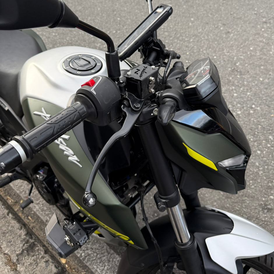 PROTECTOR DE BOMBA O DEPOSITO DE LIQUIDO DE FRENO DELANTERO EN ACERO BAJAJ PULSAR N160/250