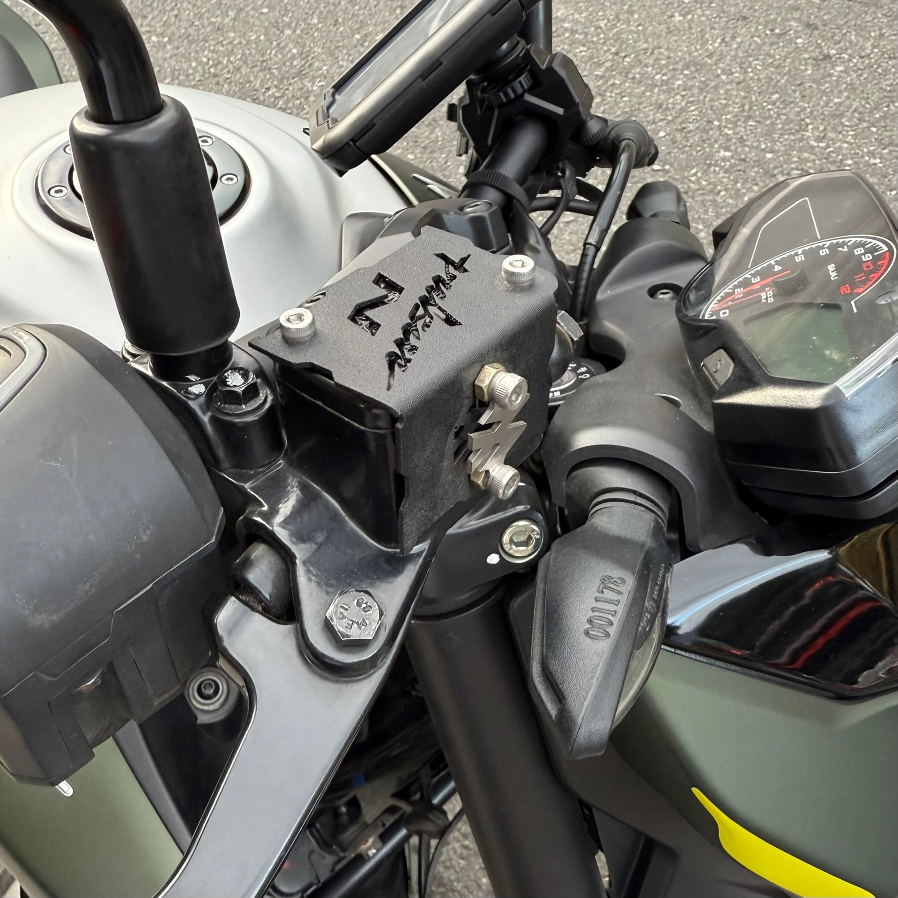 PROTECTOR DE BOMBA O DEPOSITO DE LIQUIDO DE FRENO DELANTERO EN ACERO BAJAJ PULSAR N160/250