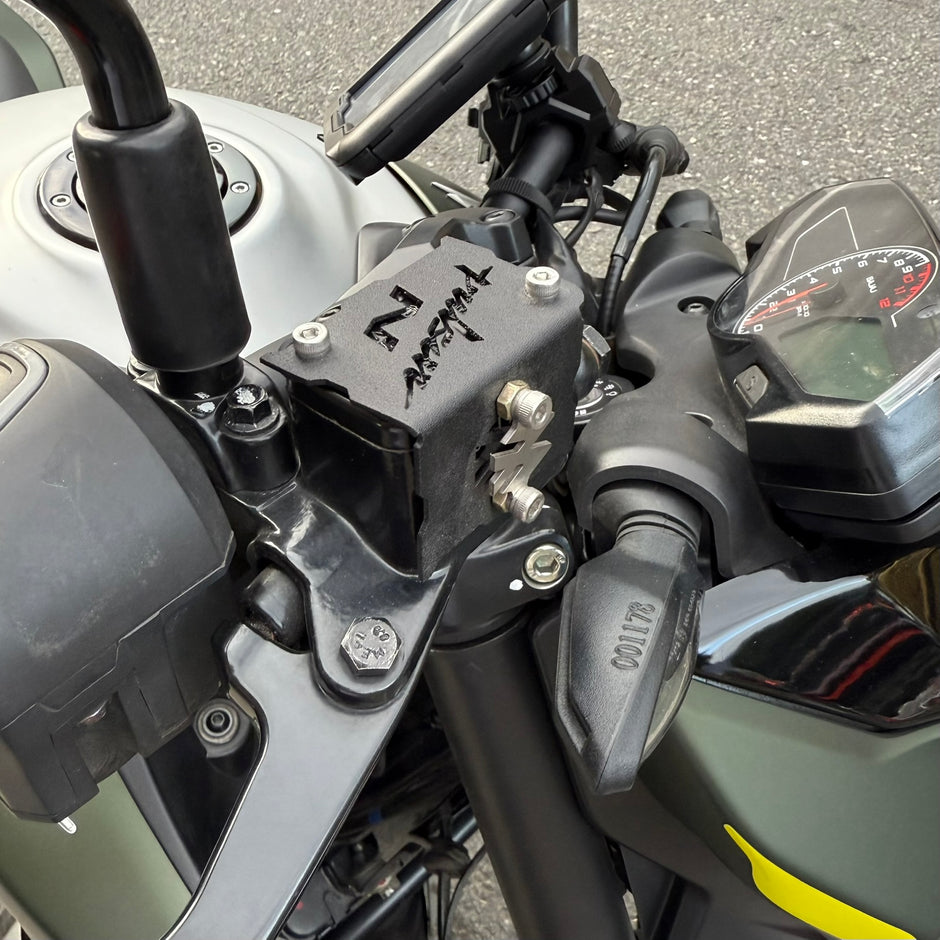 PROTECTOR DE BOMBA O DEPOSITO DE LIQUIDO DE FRENO DELANTERO EN ACERO BAJAJ PULSAR N160/250