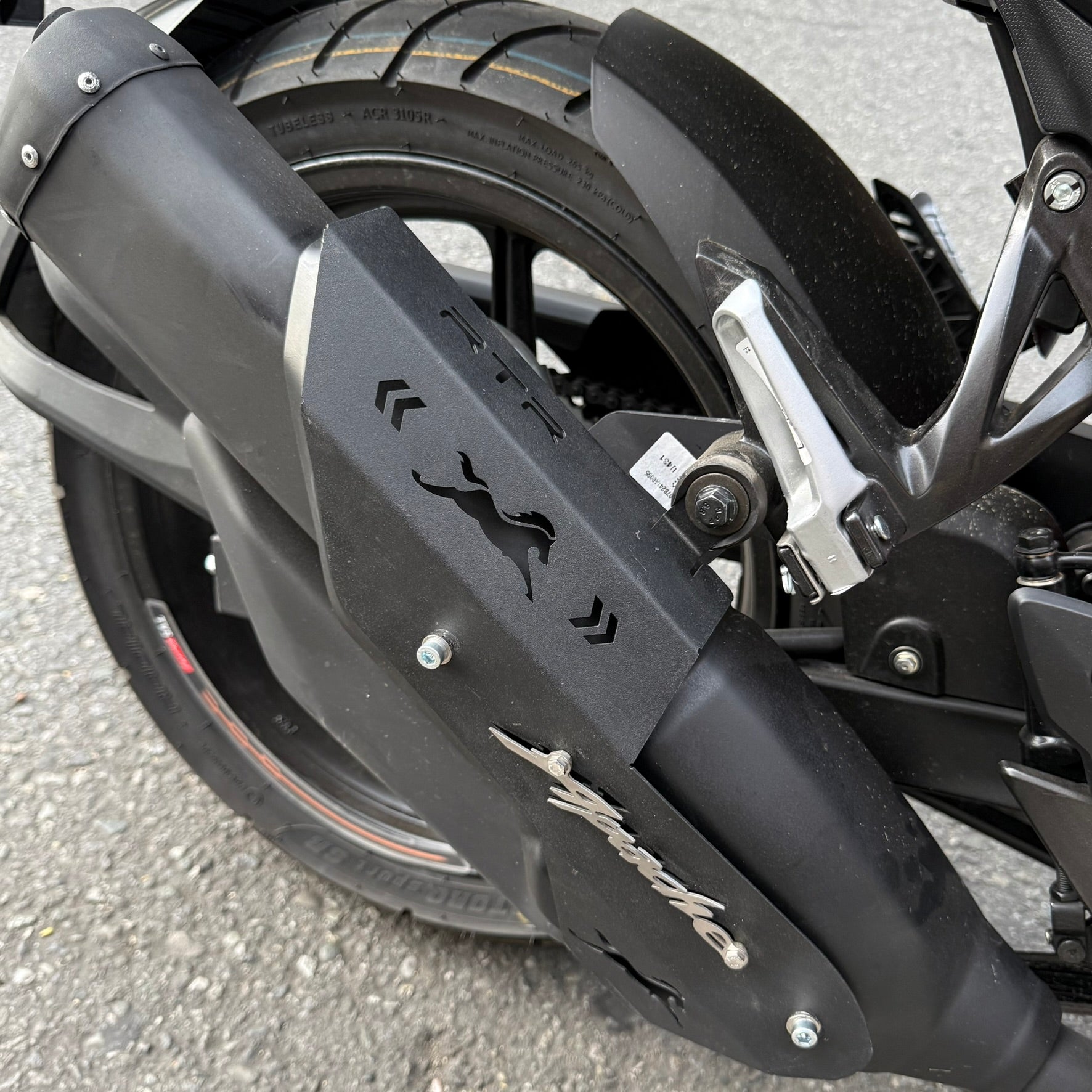 PROTECTOR DE EXOSTO EN ACERO TVS APACHE 160/200 4V GRANDE