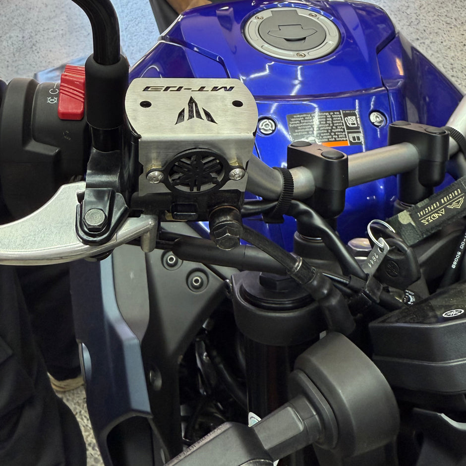 PROTECTOR DE BOMBA O DEPOSITO DE LIQUIDO DE FRENO DELANTERO EN ACERO YAMAHA MT-03