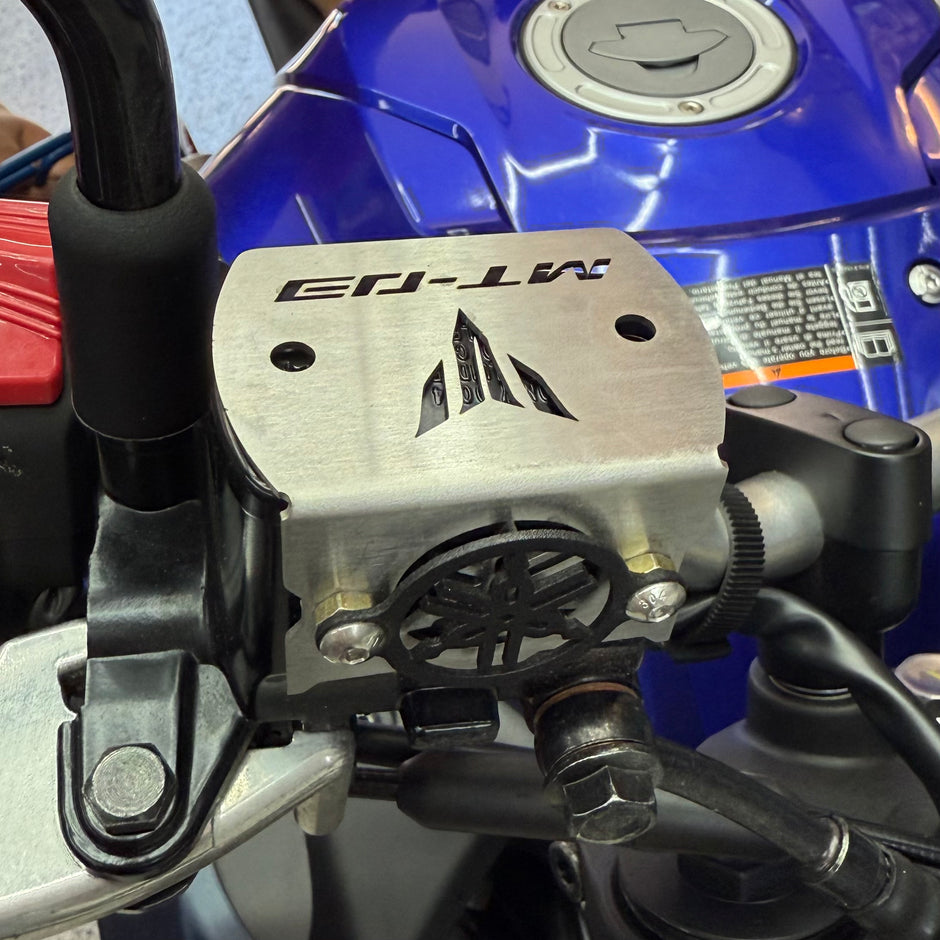 PROTECTOR DE BOMBA O DEPOSITO DE LIQUIDO DE FRENO DELANTERO EN ACERO YAMAHA MT-03