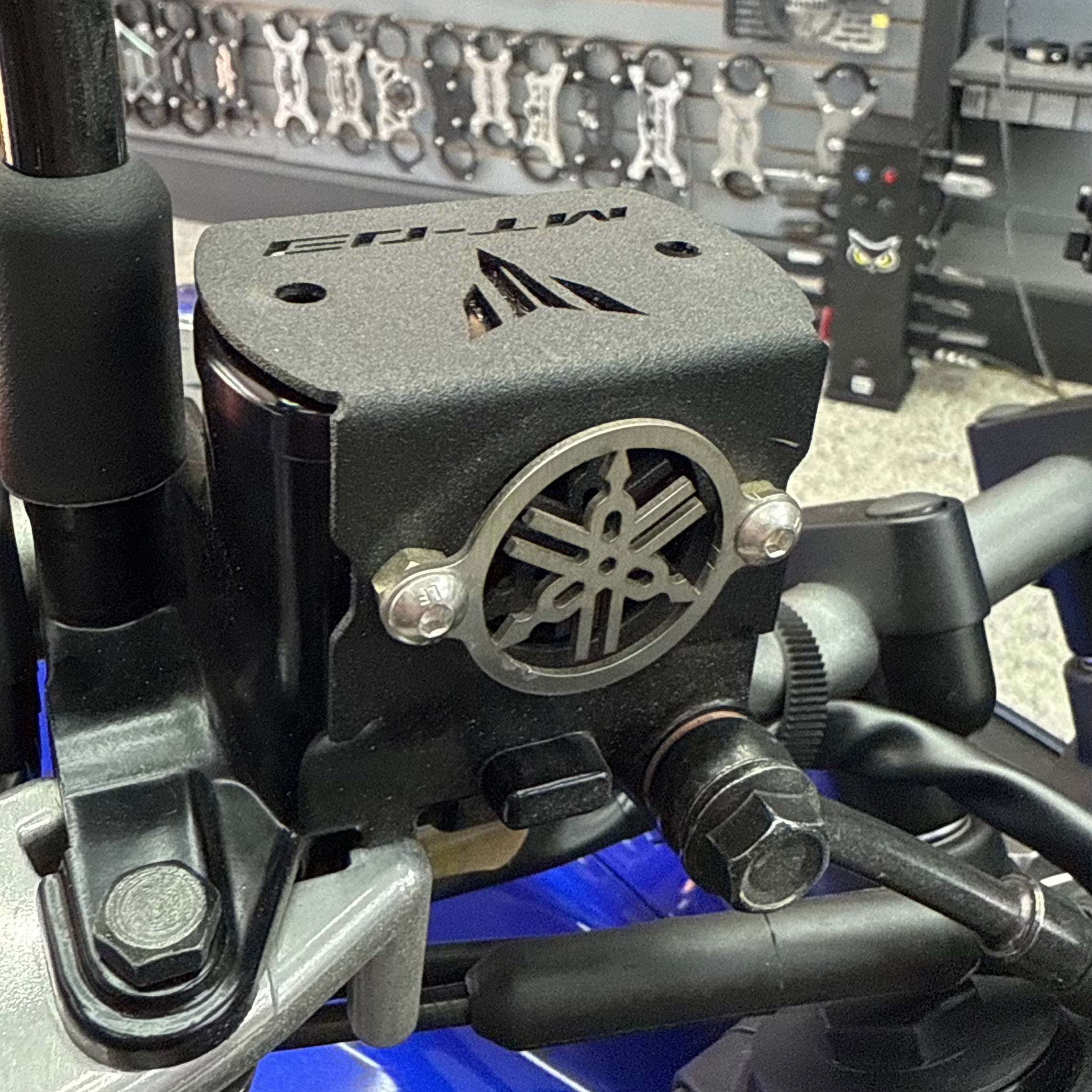 PROTECTOR DE BOMBA O DEPOSITO DE LIQUIDO DE FRENO DELANTERO EN ACERO YAMAHA MT-03