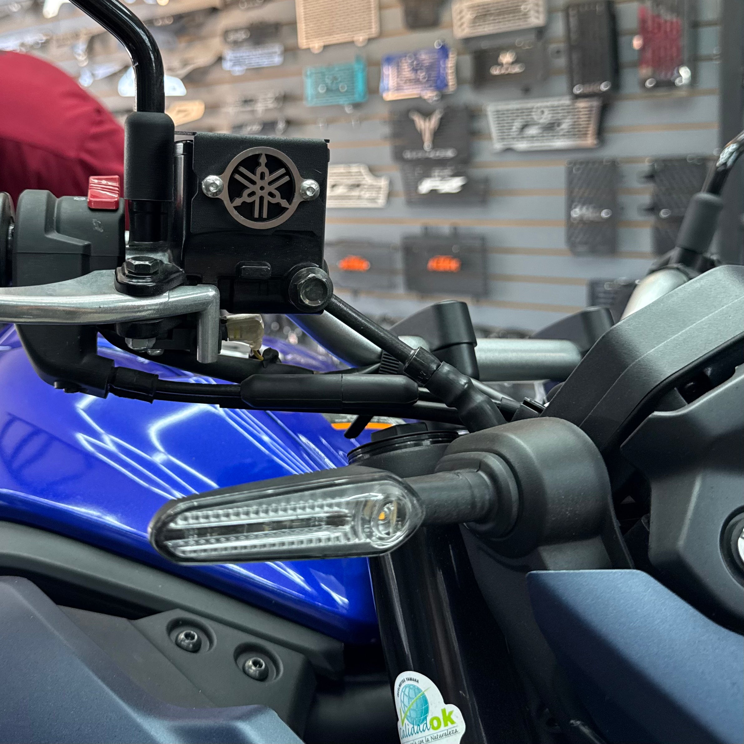 PROTECTOR DE BOMBA O DEPOSITO DE LIQUIDO DE FRENO DELANTERO EN ACERO YAMAHA MT-03