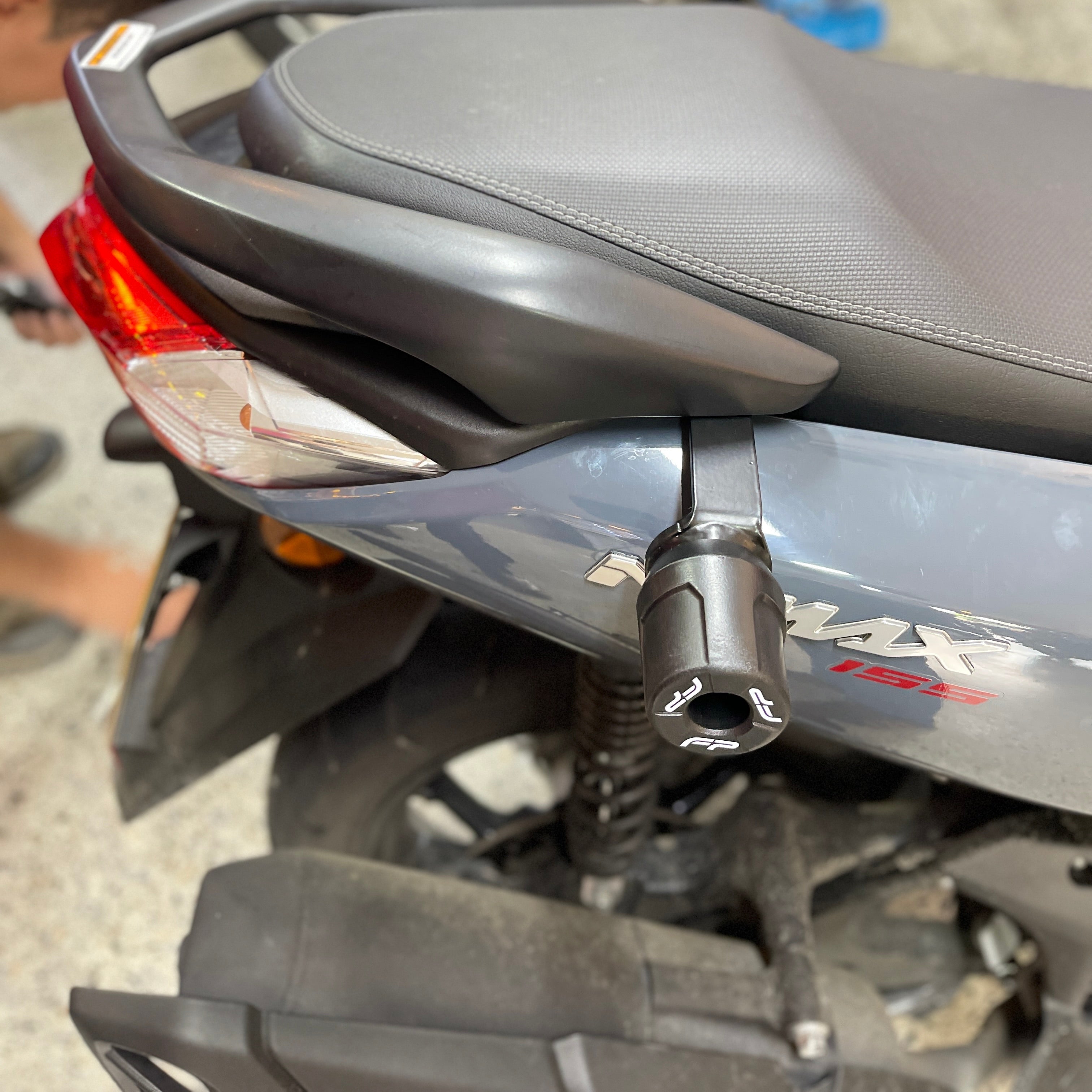 DEFENSAS CON SLIDERS FP VARIANT TRASERO YAMAHA NMAX CONNECTED