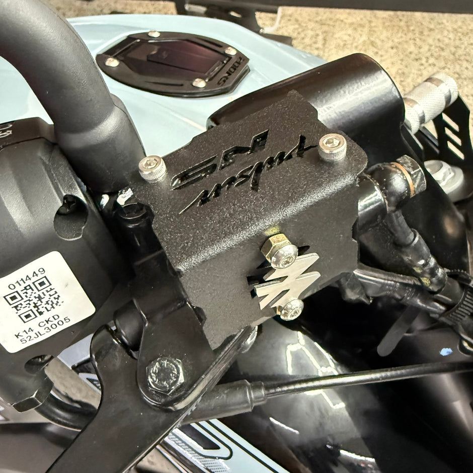 PROTECTOR DE BOMBA O DEPOSITO DE LIQUIDO DE FRENO DELANTERO EN ACERO BAJAJ PULSAR NS400Z - PULSAR NS 200 - 160