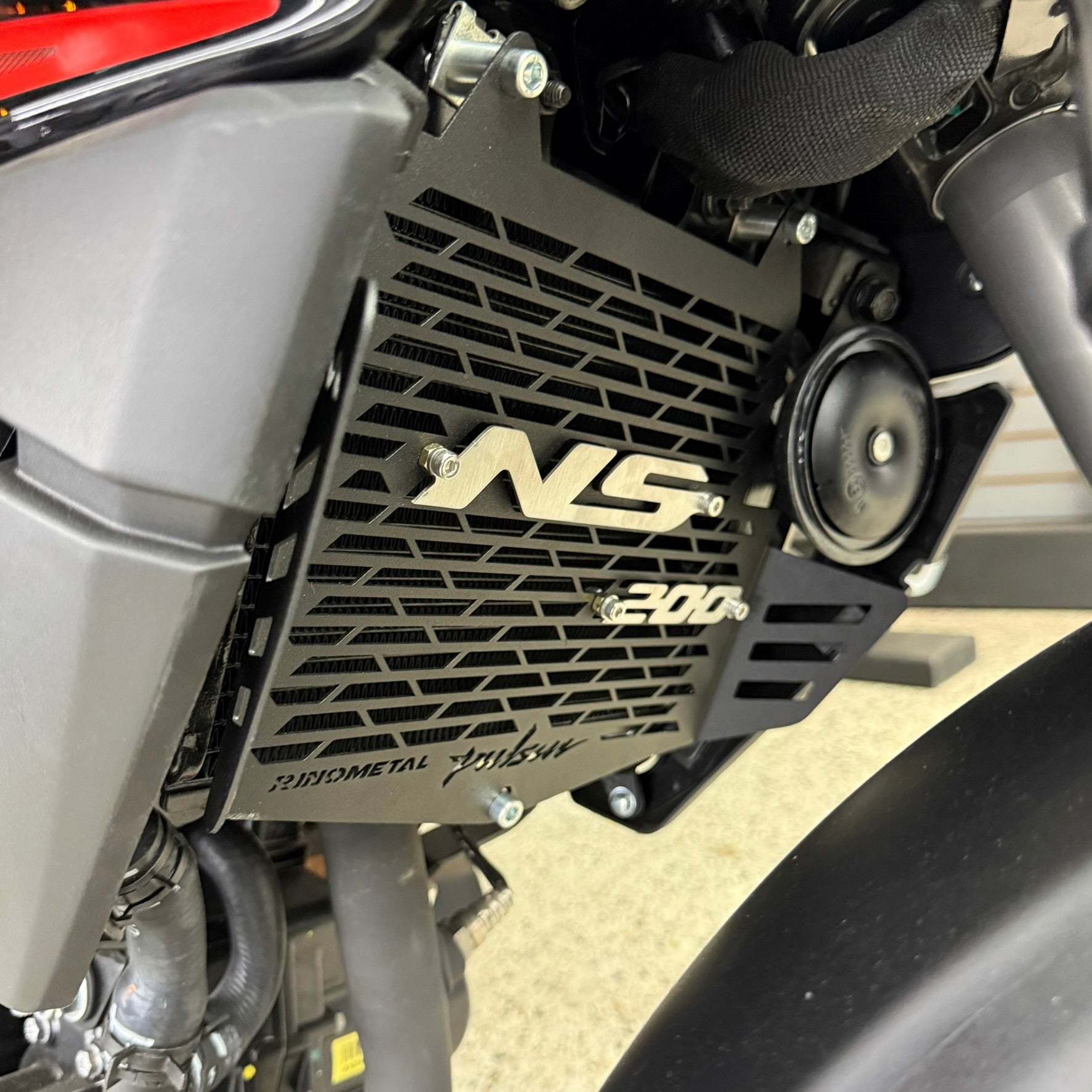 PROTECTOR DE RADIADOR EN ACERO BAJAJ PULSAR NS 200