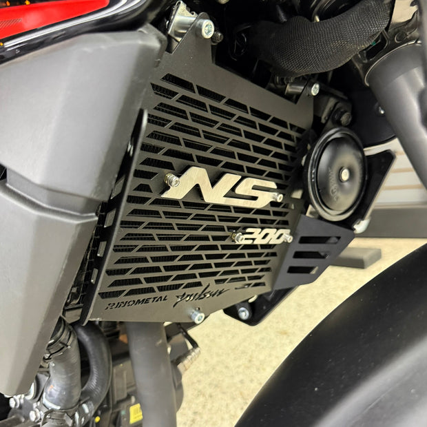 PROTECTOR DE RADIADOR EN ACERO BAJAJ PULSAR NS 200