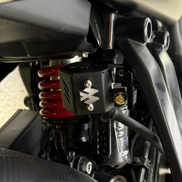 PROTECTOR DE BOMBA O DEPOSITO DE LIQUIDO DE FRENO TRASERO EN ACERO BAJAJ PULSAR NS 200