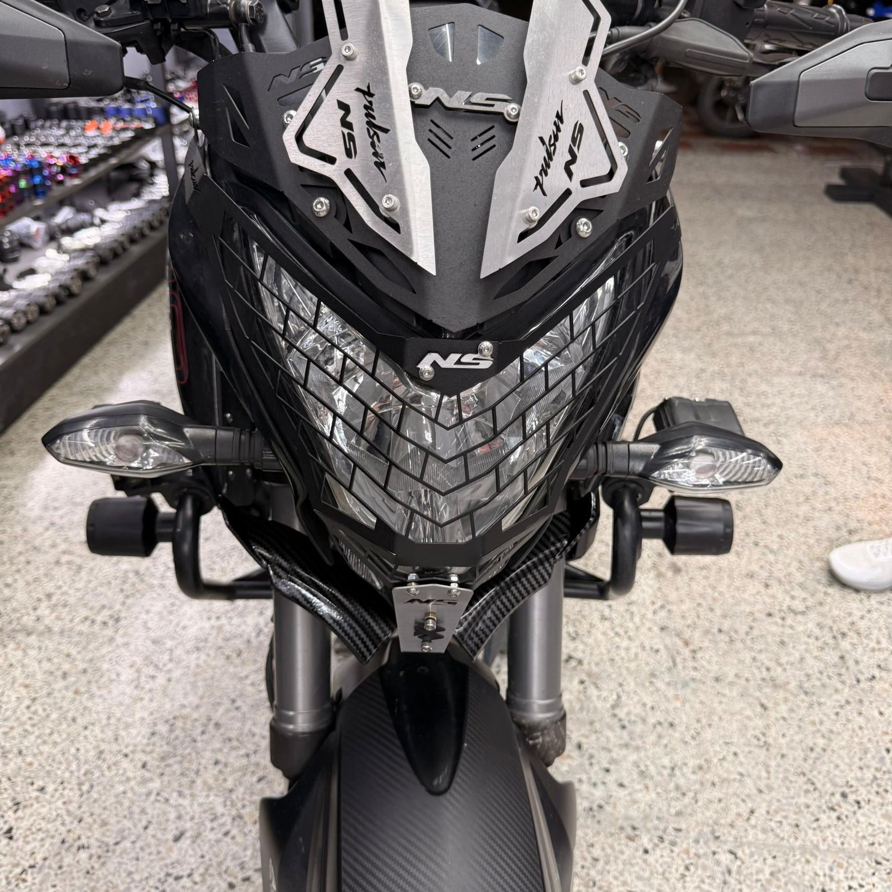 PROTECTOR DE FAROLA EN ACERO BAJAJ PULSAR NS 200 - 160 - 150 - 125 UG