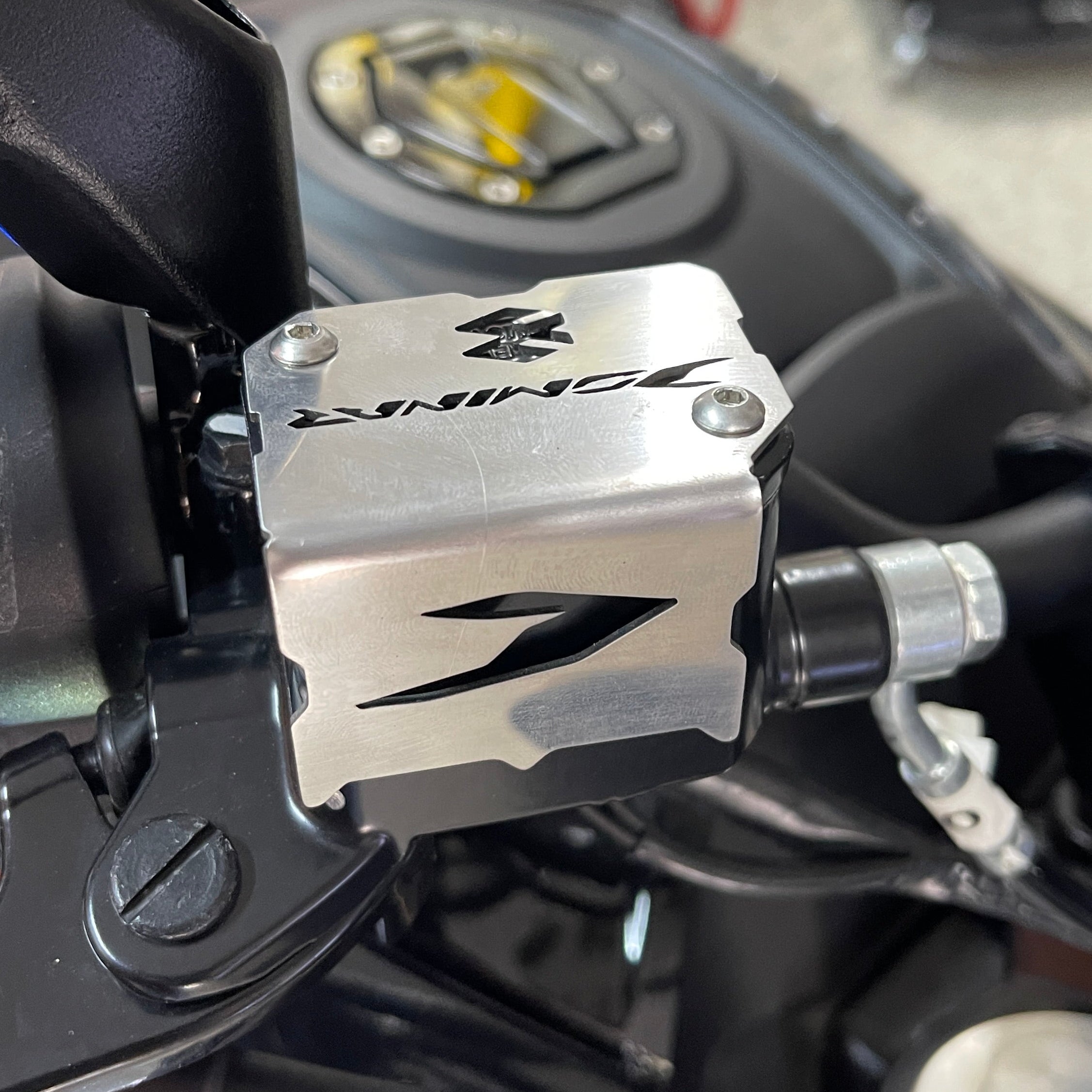 PROTECTOR DE BOMBA O DEPOSITO DE LIQUIDO DE FRENO DELANTERO EN ACERO BAJAJ DOMINAR 250 - 400 UG