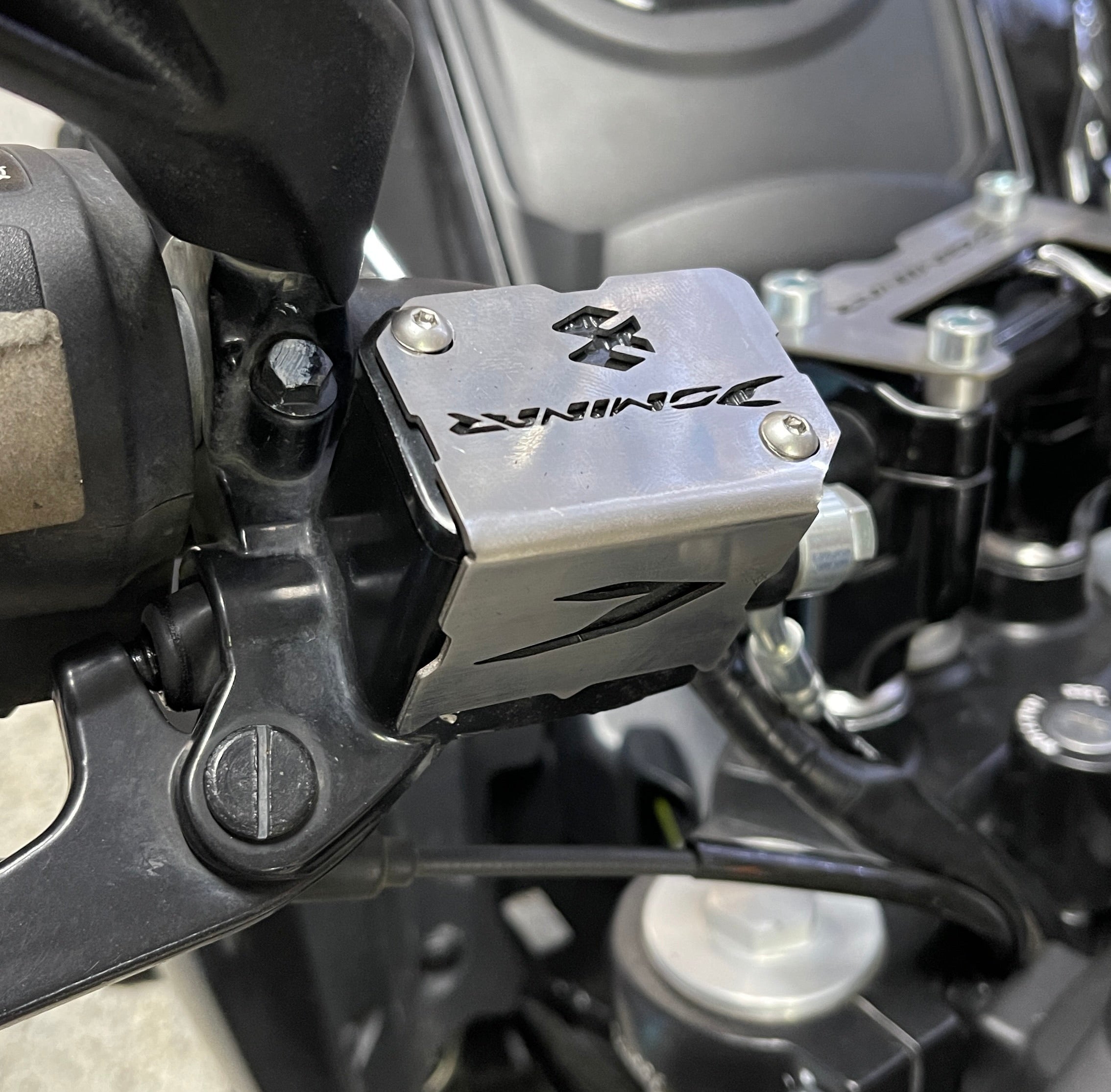 PROTECTOR DE BOMBA O DEPOSITO DE LIQUIDO DE FRENO DELANTERO EN ACERO BAJAJ DOMINAR 250 - 400 UG