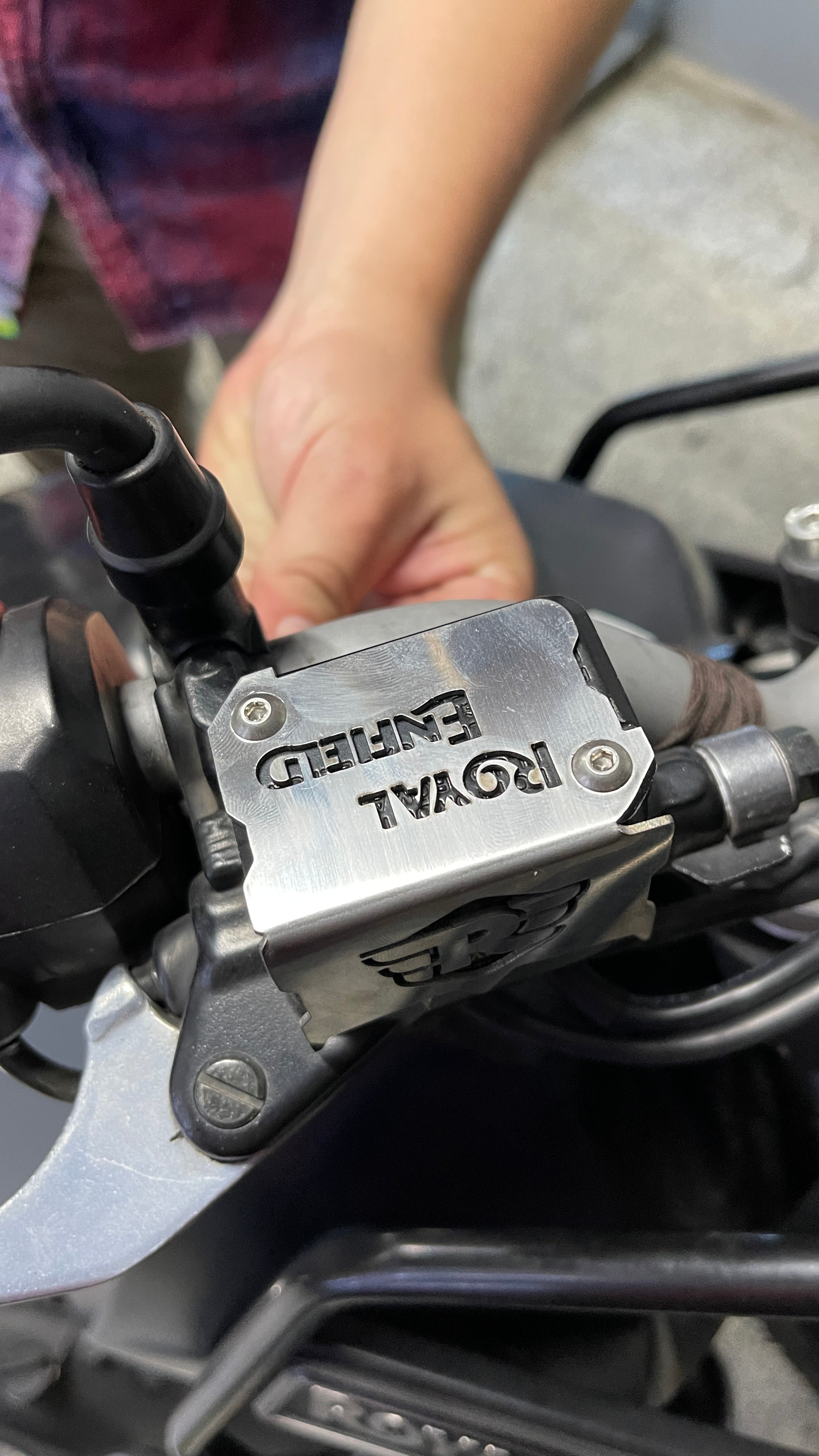 PROTECTOR DE BOMBA O DEPOSITO DE LIQUIDO DE FRENO DELANTERO EN ACERO ROYAL ENFIELD HIMALAYAN/SCRAM 411