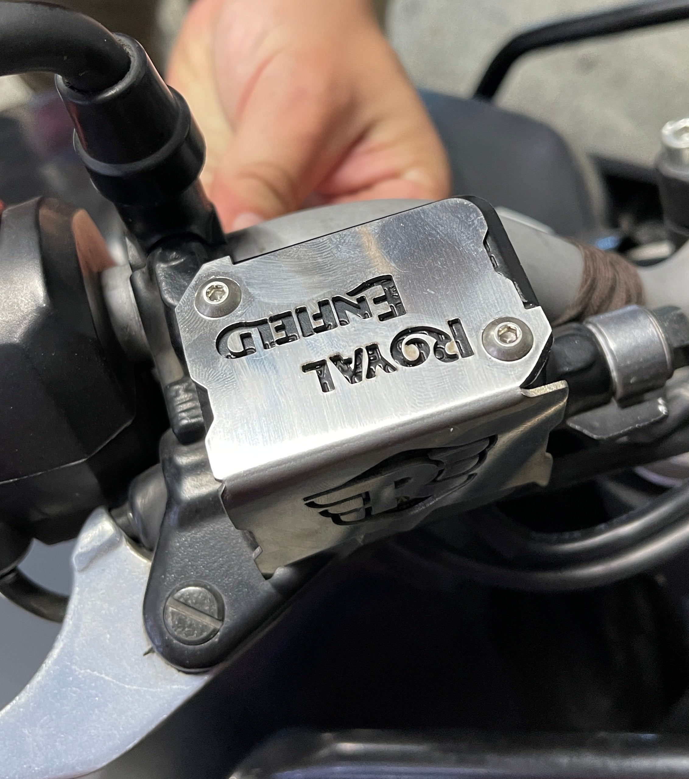 PROTECTOR DE BOMBA O DEPOSITO DE LIQUIDO DE FRENO DELANTERO EN ACERO ROYAL ENFIELD HIMALAYAN/SCRAM 411