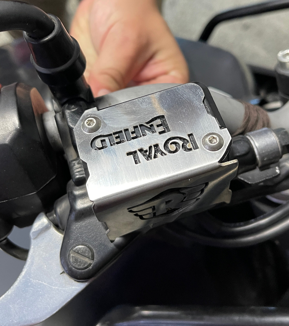PROTECTOR DE BOMBA O DEPOSITO DE LIQUIDO DE FRENO DELANTERO EN ACERO ROYAL ENFIELD HIMALAYAN/SCRAM 411