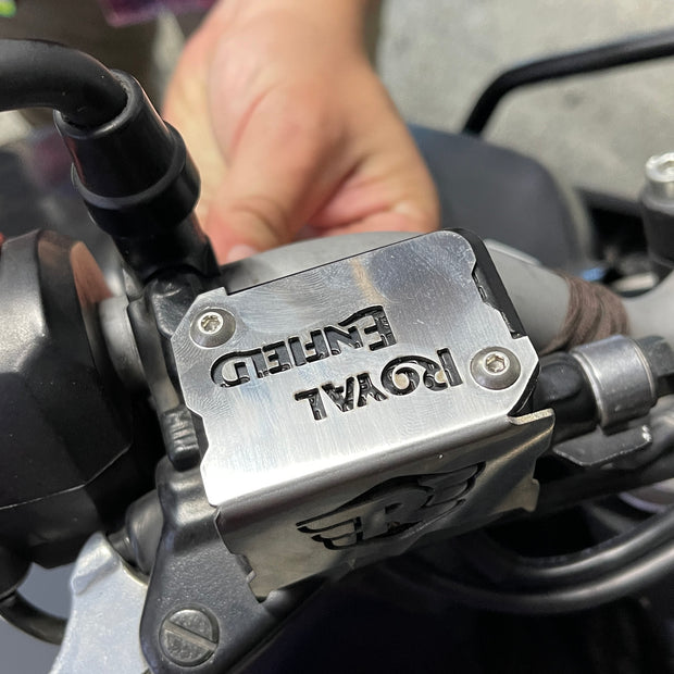 PROTECTOR DE BOMBA O DEPOSITO DE LIQUIDO DE FRENO DELANTERO EN ACERO ROYAL ENFIELD HIMALAYAN/SCRAM 411